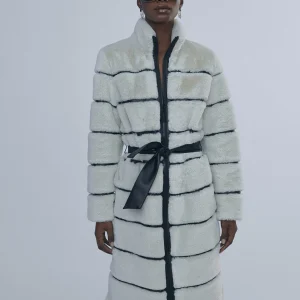 Lola Casademunt Abrigos Y Cazadoras<Abrigo pelo detalle efecto piel | COLECCIÓN LOLA | Lola Casademunt BLANCO