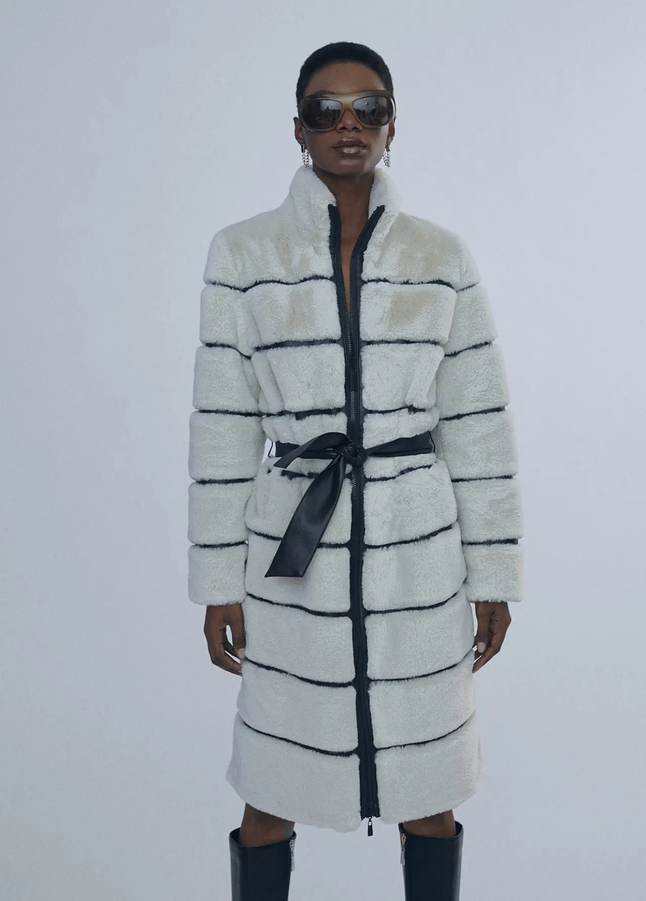 abrigo_pelo_detalle_efecto_piel__coleccin_lola__lola_casademunt_2.webp Lola Casademunt Abrigos Y Cazadoras<Abrigo pelo detalle efecto piel | COLECCIÓN LOLA | Lola Casademunt BLANCO