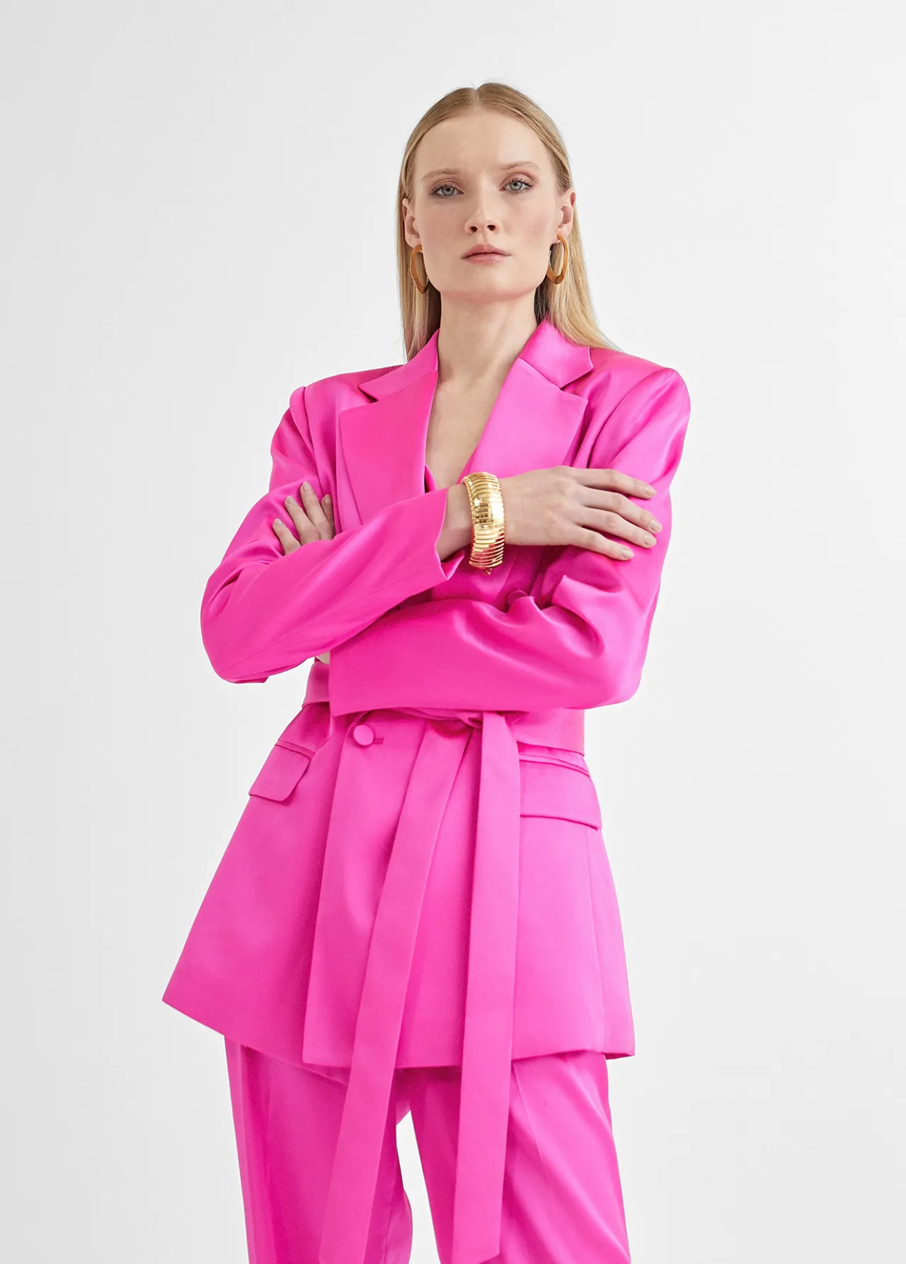 americana_cruzada_satinada_2-1.webp Lola Casademunt Americanas Y Blazers<Americana cruzada satinada FUCSIA