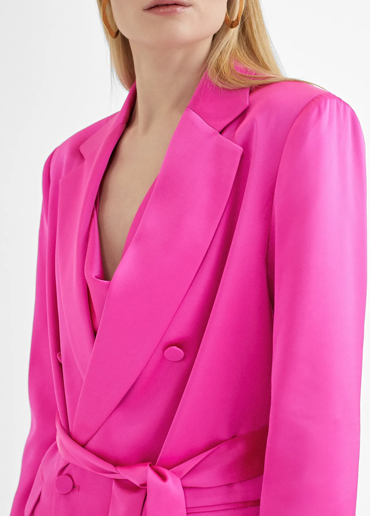 americana_cruzada_satinada_3-1.webp Lola Casademunt Americanas Y Blazers<Americana cruzada satinada FUCSIA