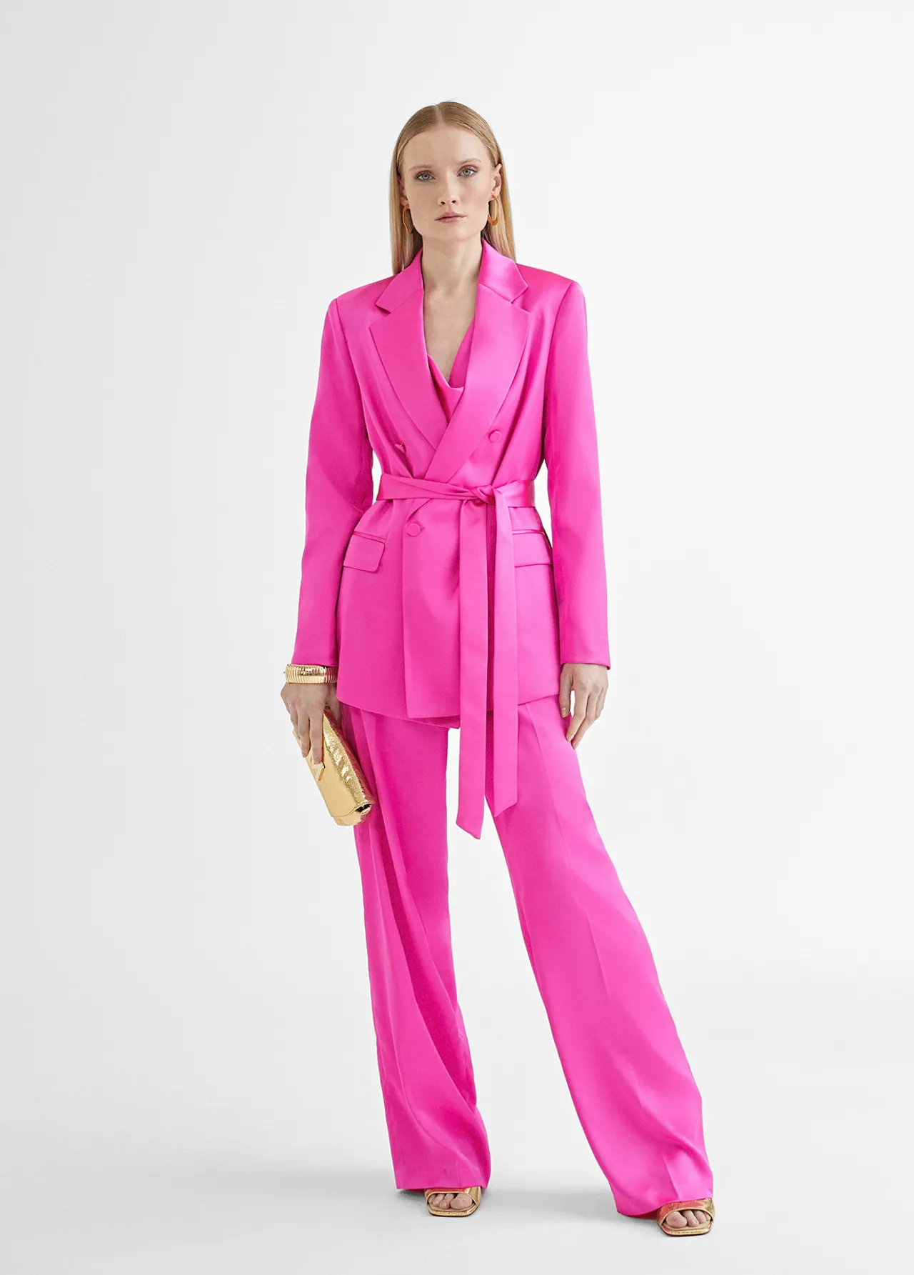 americana_cruzada_satinada_4-1.webp Lola Casademunt Americanas Y Blazers<Americana cruzada satinada FUCSIA