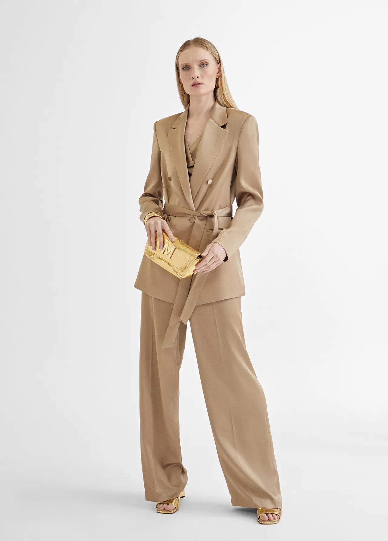 americana_cruzada_satinada_4.webp Lola Casademunt Americanas Y Blazers<Americana cruzada satinada FUCSIA