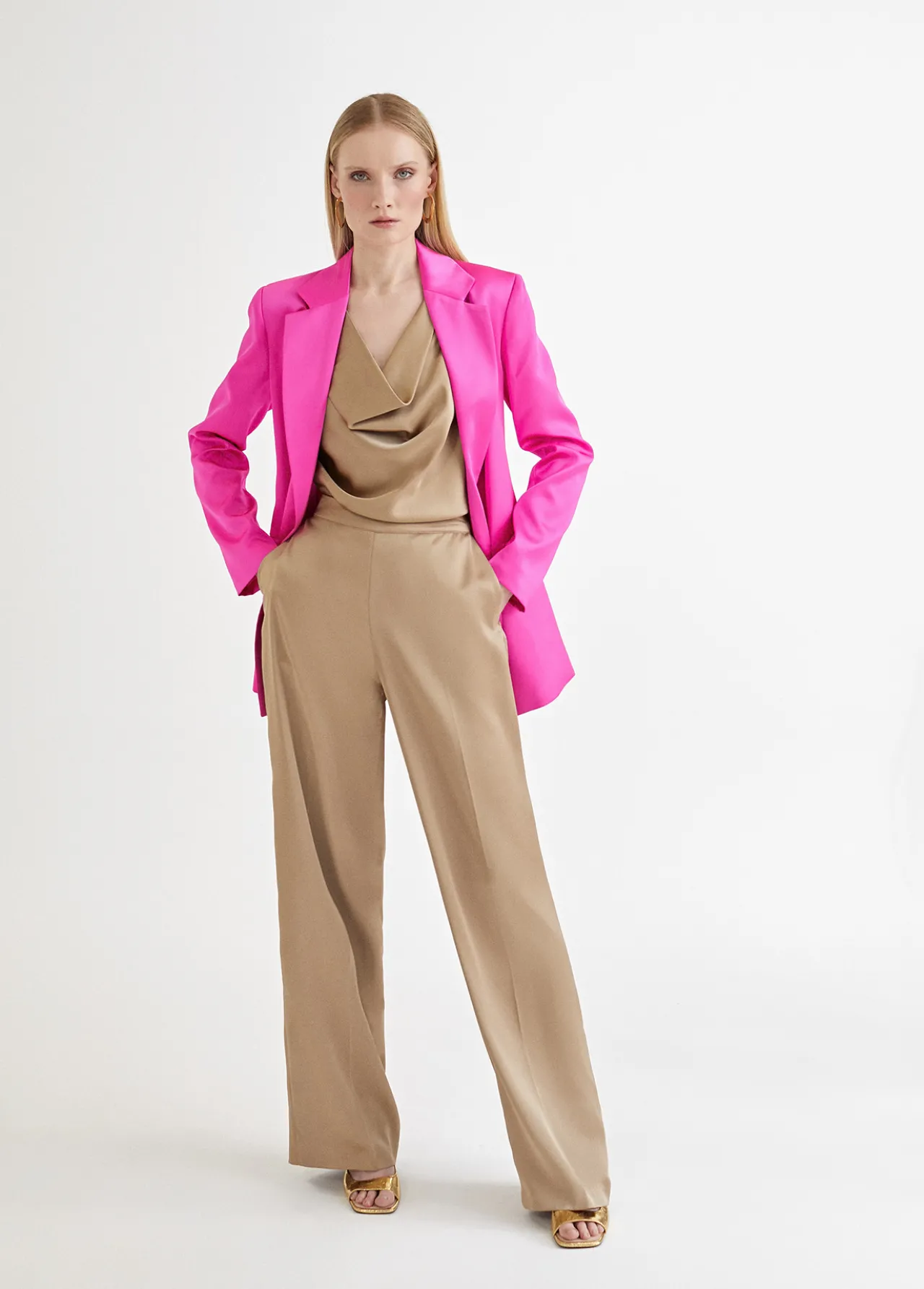 americana_cruzada_satinada_6-1.webp Lola Casademunt Americanas Y Blazers<Americana cruzada satinada FUCSIA
