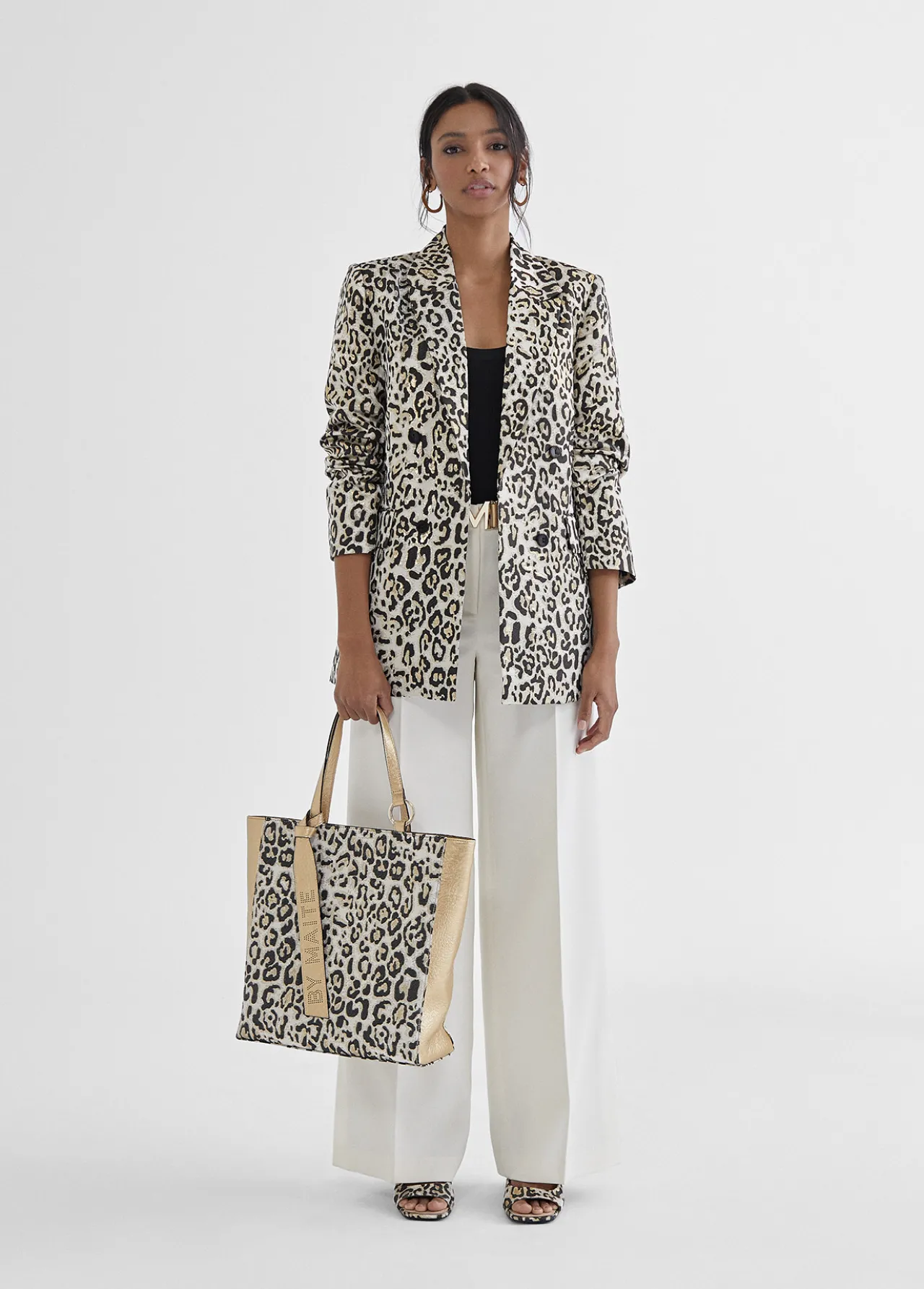 americana_dorada_animal_print_1.webp Lola Casademunt Americanas Y Blazers<Americana dorada animal print NEGRO-BLANCO