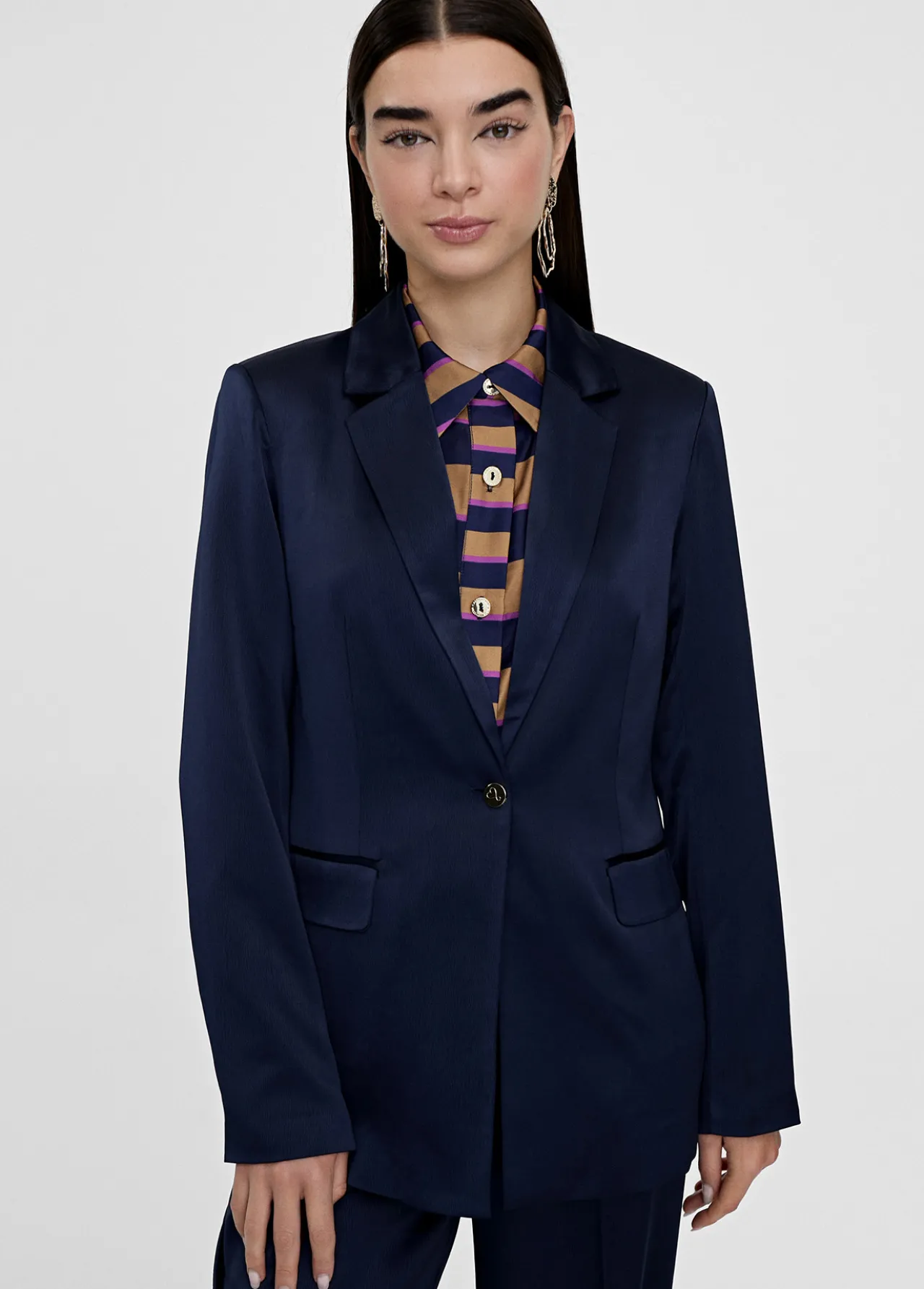 americana_efecto_satn_0.webp Lola Casademunt Americanas Y Blazers<Americana efecto satén NAVY