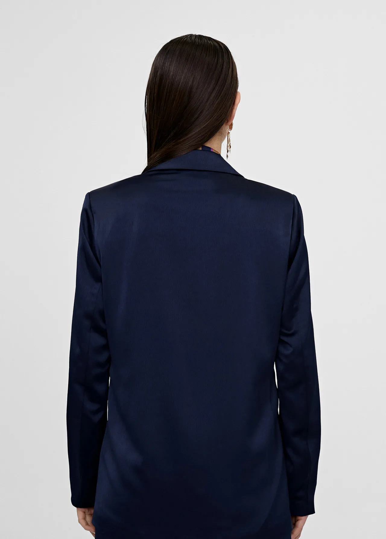 americana_efecto_satn_1.webp Lola Casademunt Americanas Y Blazers<Americana efecto satén NAVY