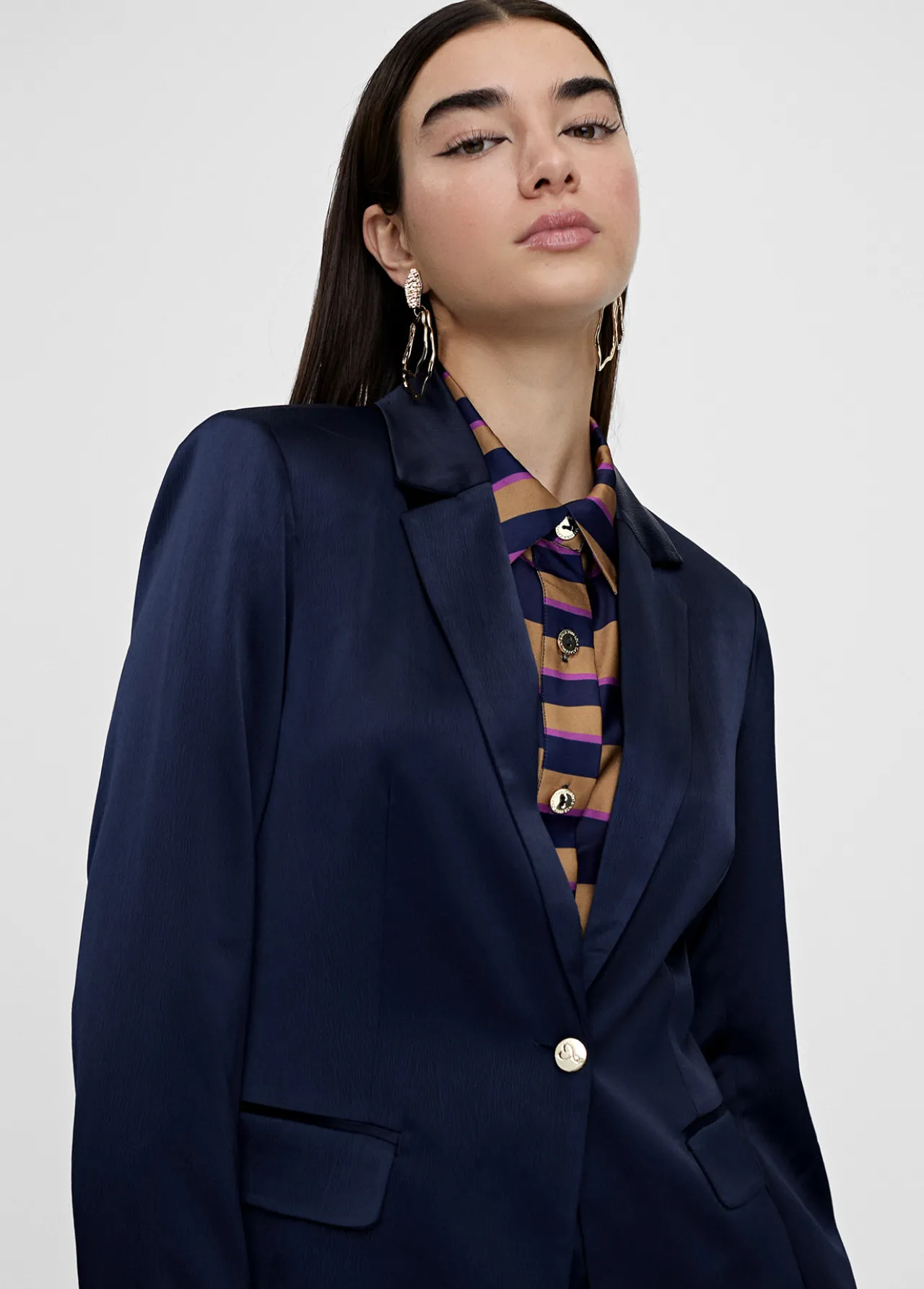 americana_efecto_satn_2.webp Lola Casademunt Americanas Y Blazers<Americana efecto satén NAVY