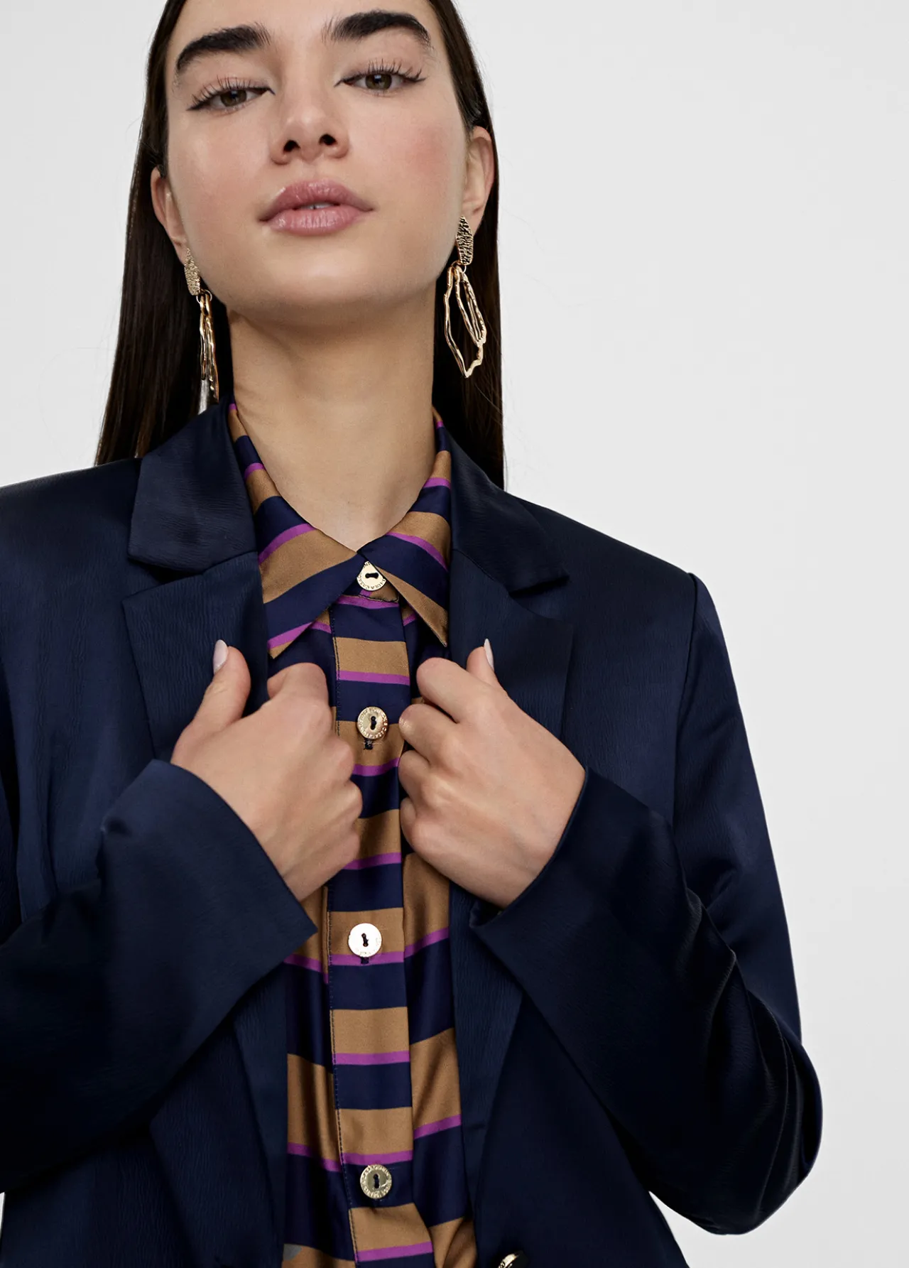 americana_efecto_satn_3.webp Lola Casademunt Americanas Y Blazers<Americana efecto satén NAVY