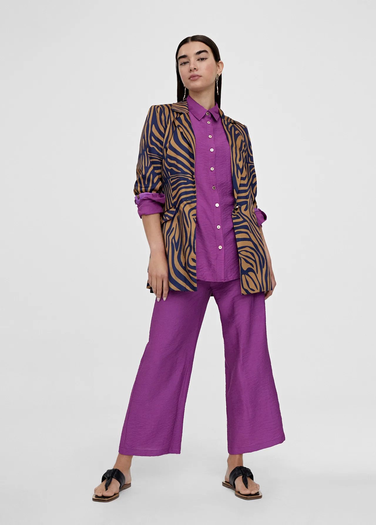 americana_estampado_cebra_0.webp Lola Casademunt Americanas Y Blazers<Americana estampado cebra MARRON-AZUL