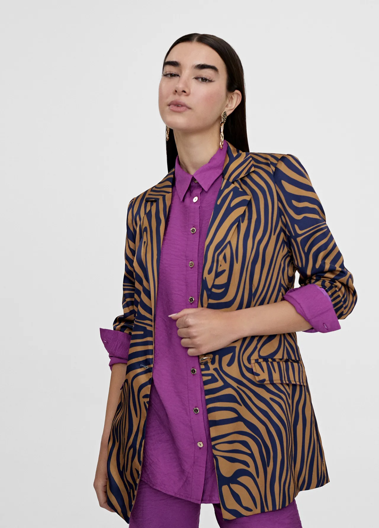 americana_estampado_cebra_1.webp Lola Casademunt Americanas Y Blazers<Americana estampado cebra MARRON-AZUL