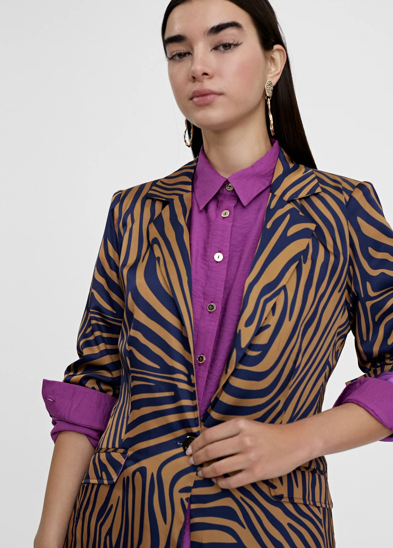 americana_estampado_cebra_3.webp Lola Casademunt Americanas Y Blazers<Americana estampado cebra MARRON-AZUL