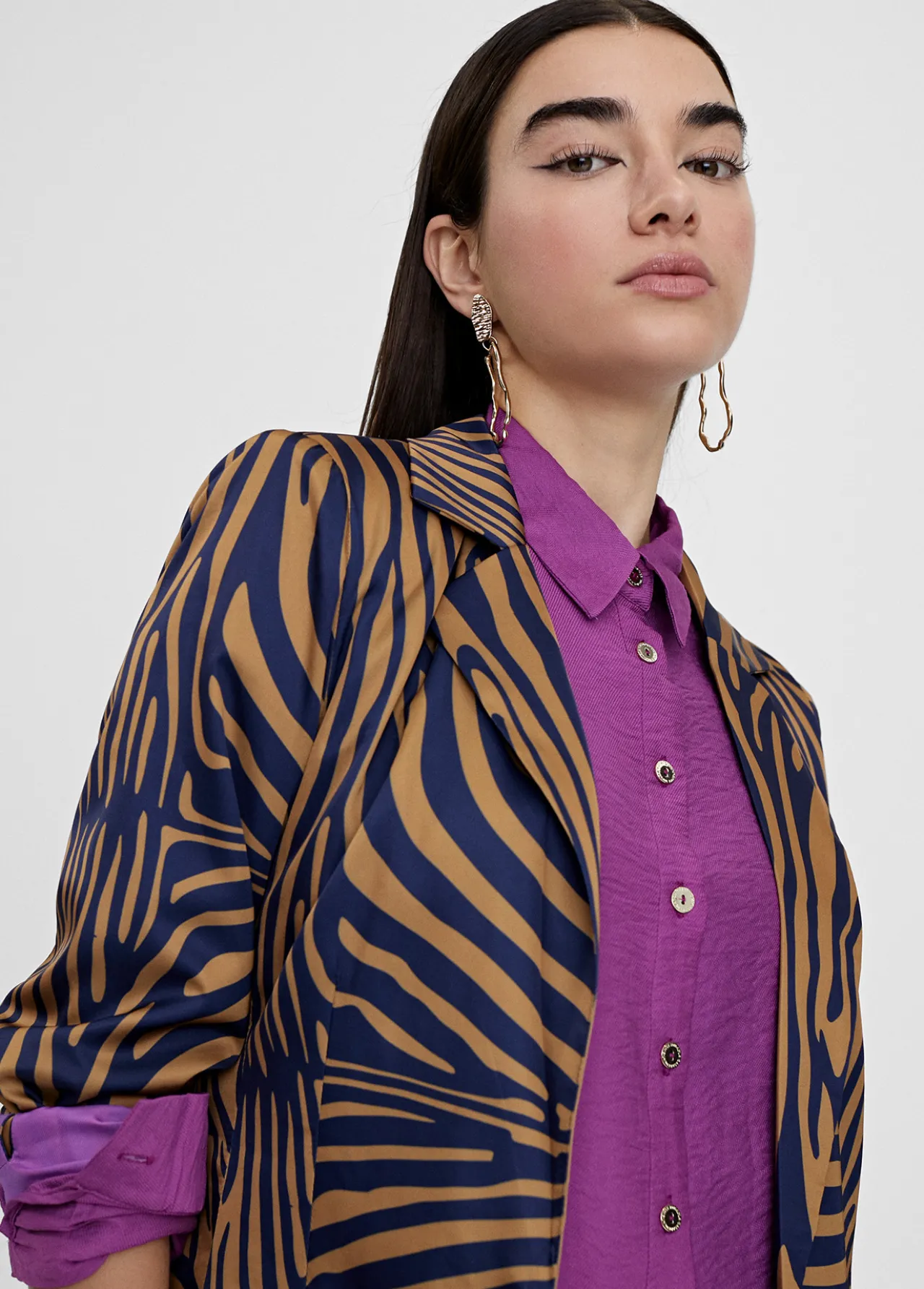americana_estampado_cebra_6.webp Lola Casademunt Americanas Y Blazers<Americana estampado cebra MARRON-AZUL