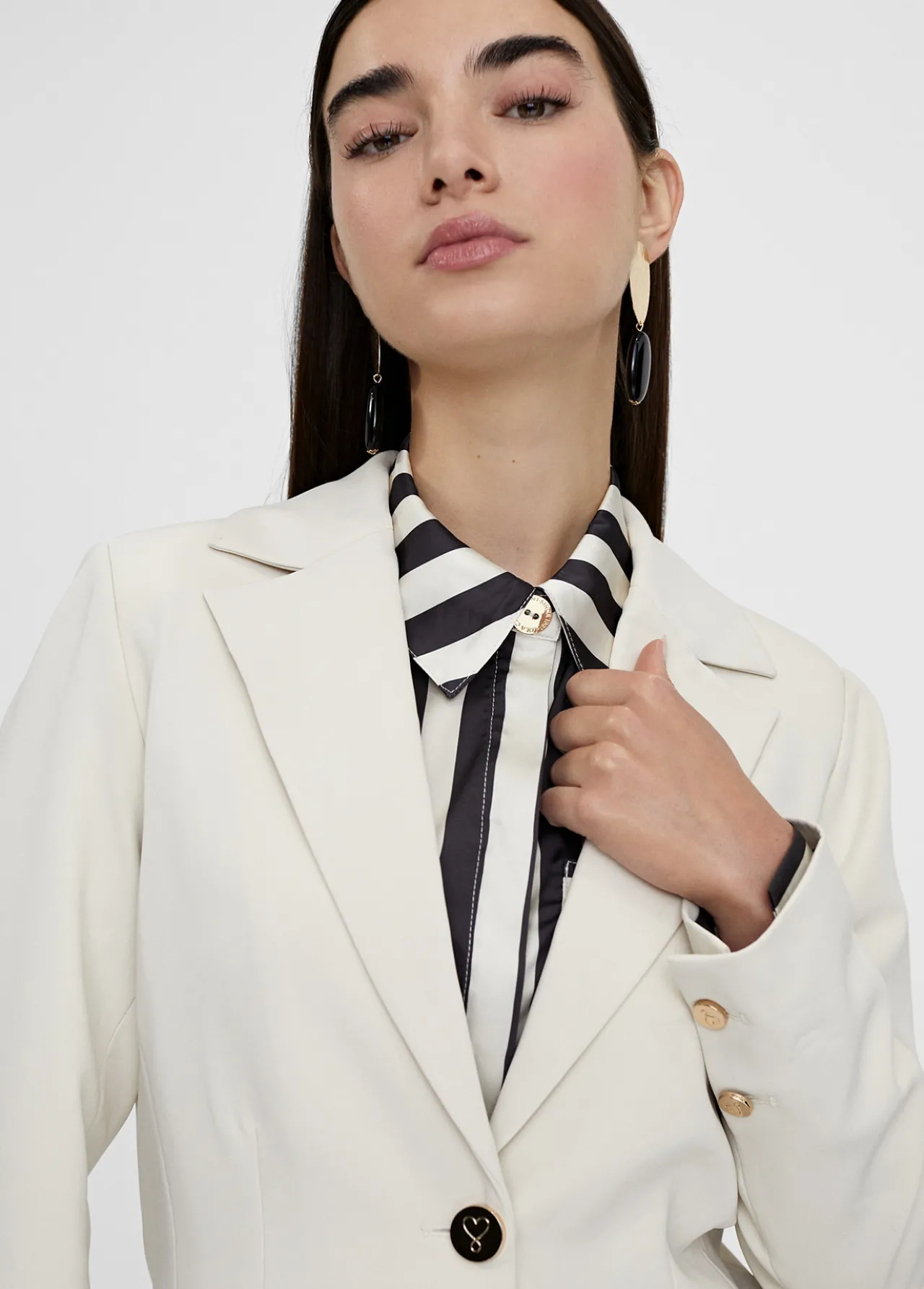 americana_forro_lc_contraste_1.webp Lola Casademunt Americanas Y Blazers<Americana forro LC contraste CRUDO