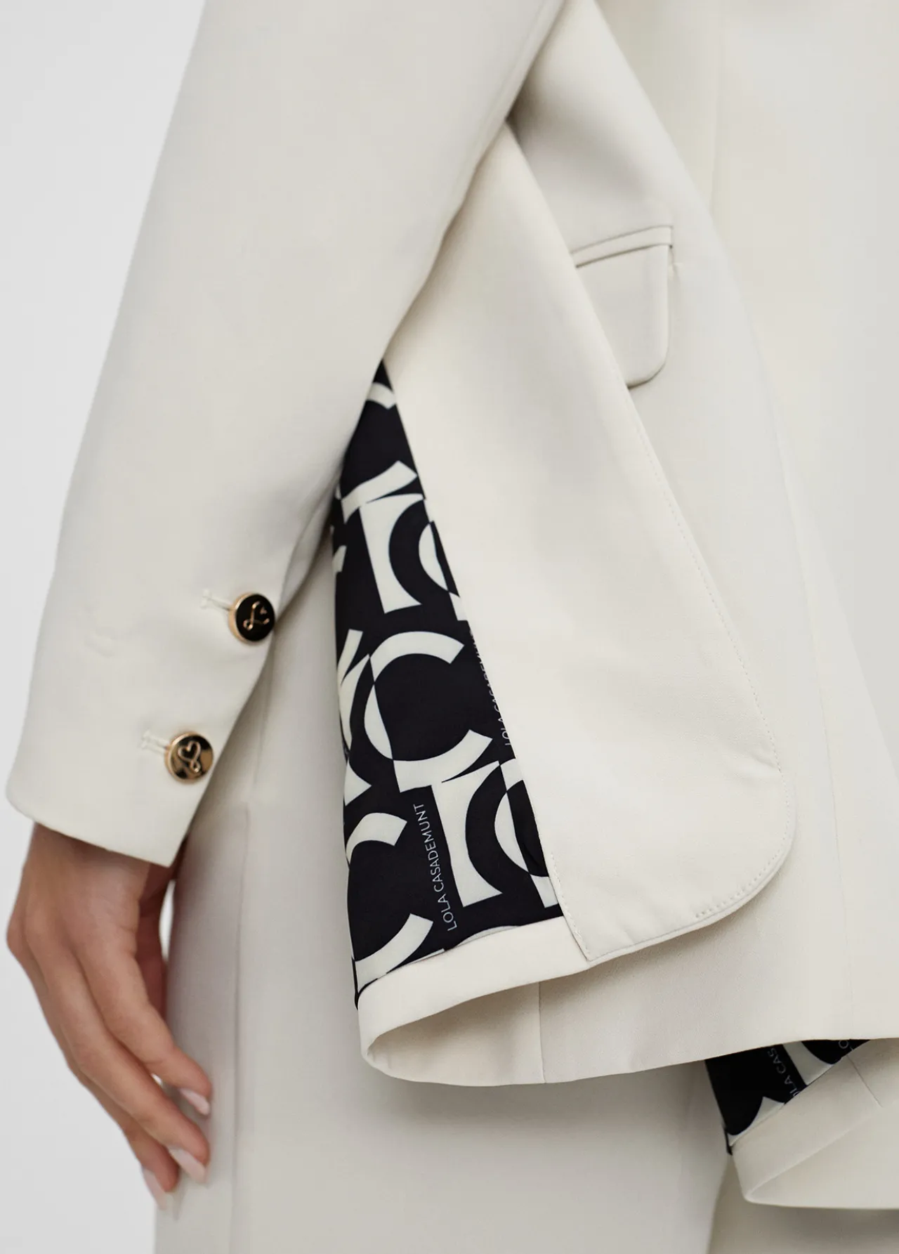 americana_forro_lc_contraste_3.webp Lola Casademunt Americanas Y Blazers<Americana forro LC contraste CRUDO