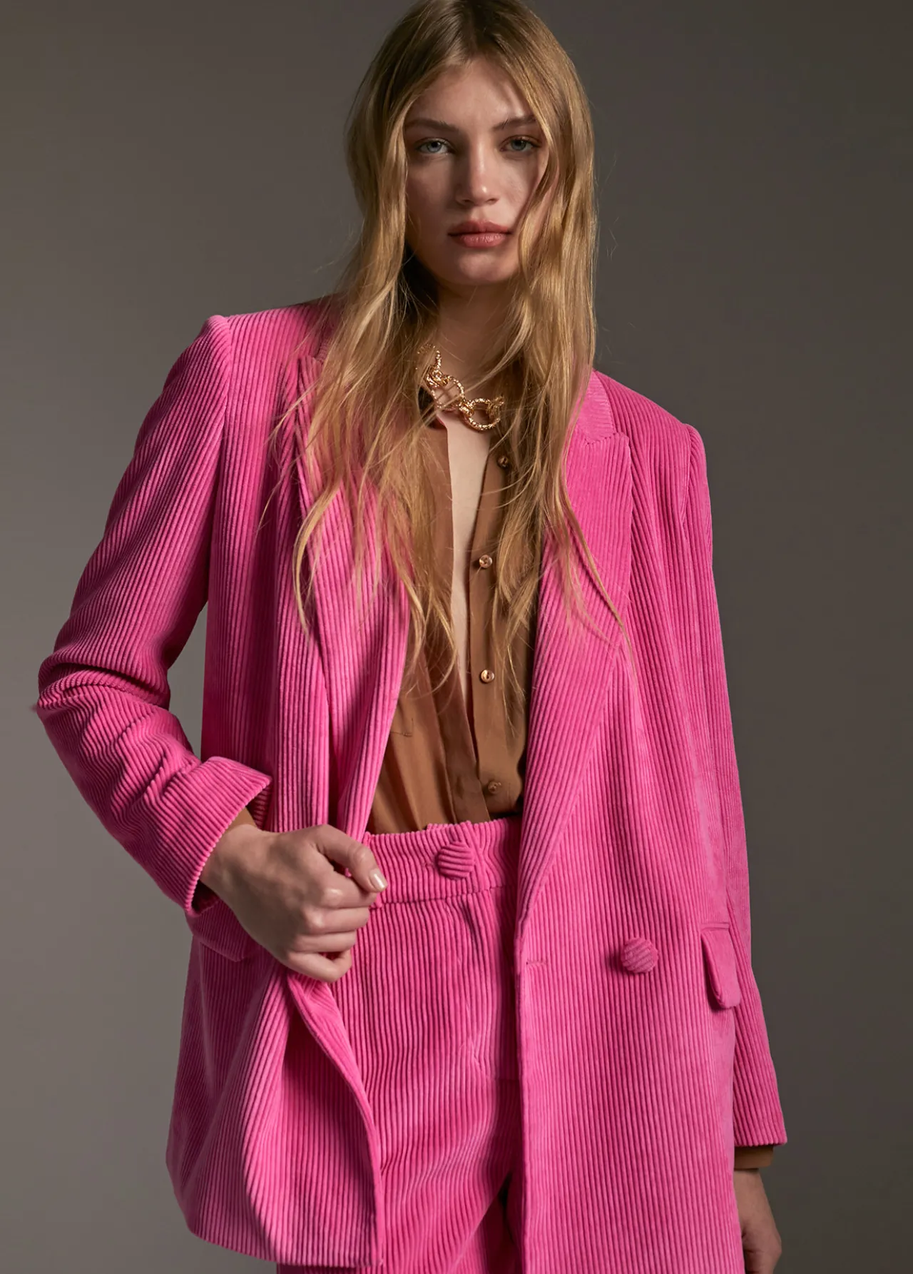 americana_oversize_de_pana_0.webp Lola Casademunt Americanas Y Blazers<Americana oversize de pana ROSA