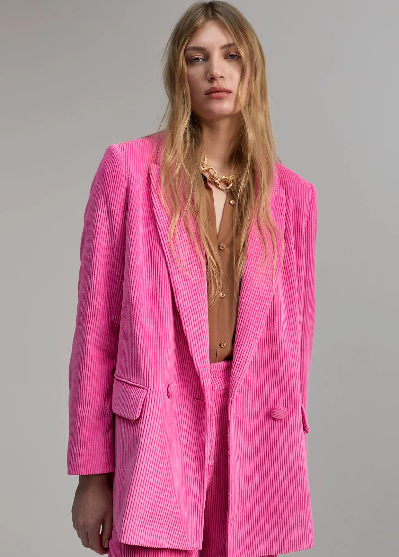 americana_oversize_de_pana_2.webp Lola Casademunt Americanas Y Blazers<Americana oversize de pana ROSA