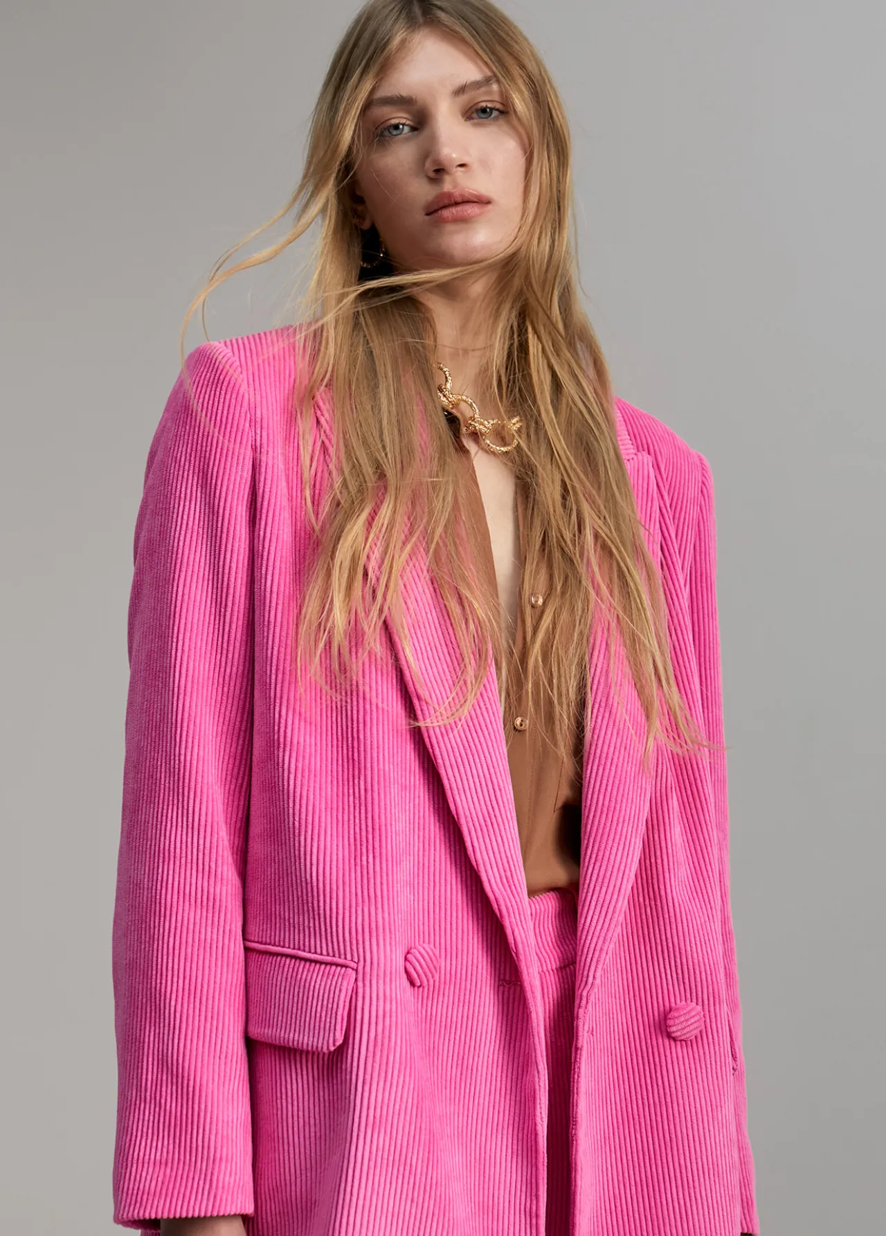 americana_oversize_de_pana_3.webp Lola Casademunt Americanas Y Blazers<Americana oversize de pana ROSA
