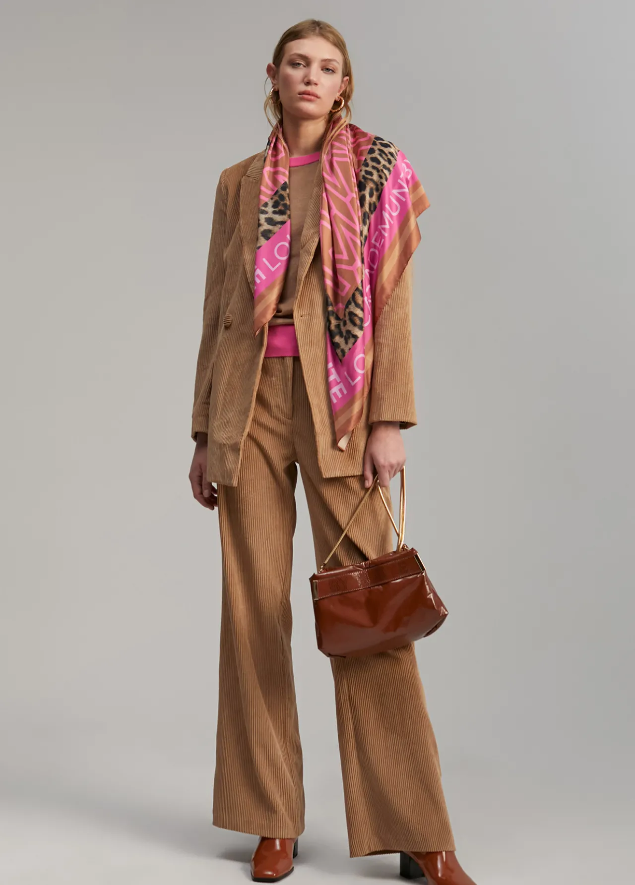 americana_oversize_de_pana_4-1.webp Lola Casademunt Americanas Y Blazers<Americana oversize de pana ROSA