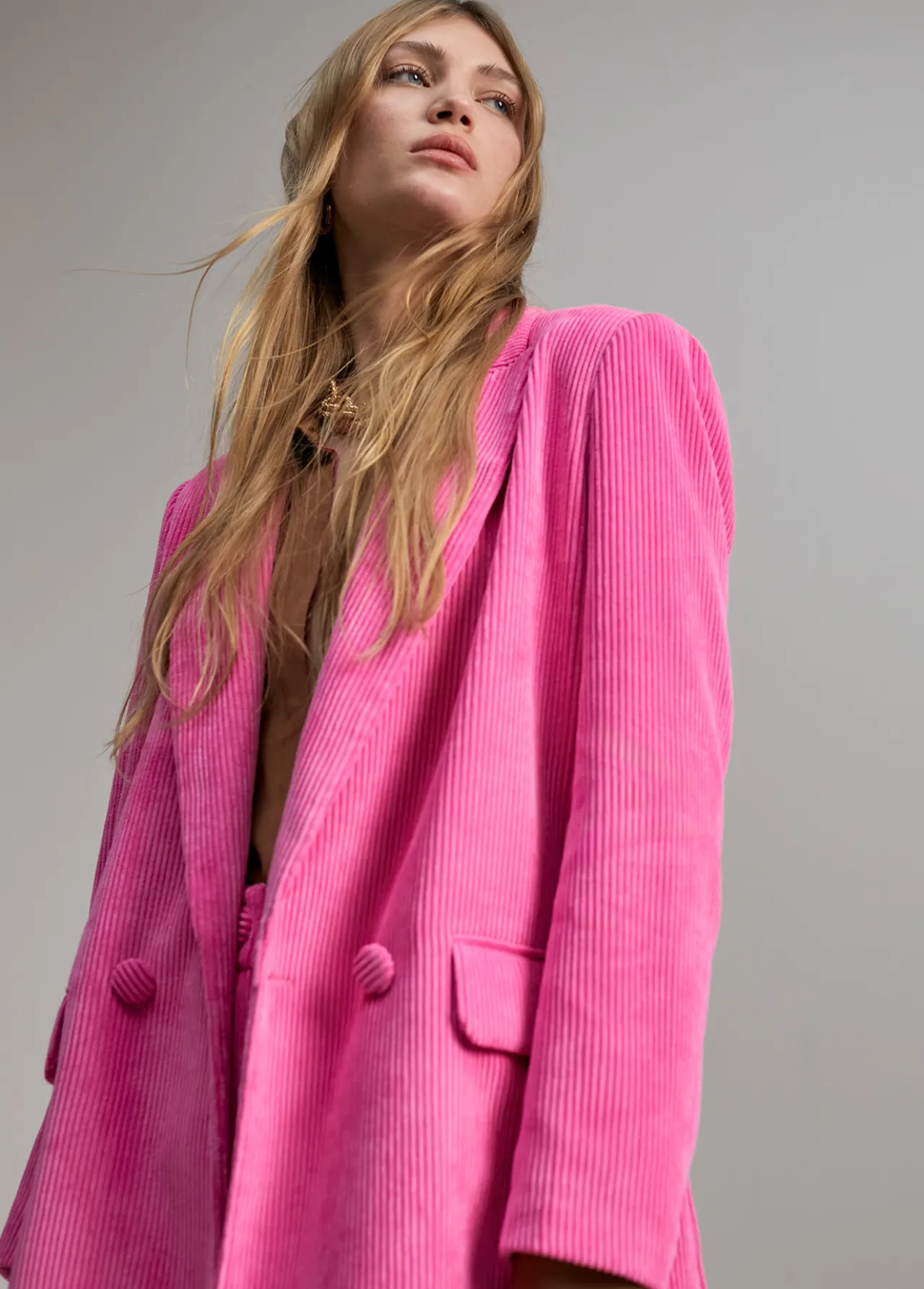 americana_oversize_de_pana_4.webp Lola Casademunt Americanas Y Blazers<Americana oversize de pana ROSA