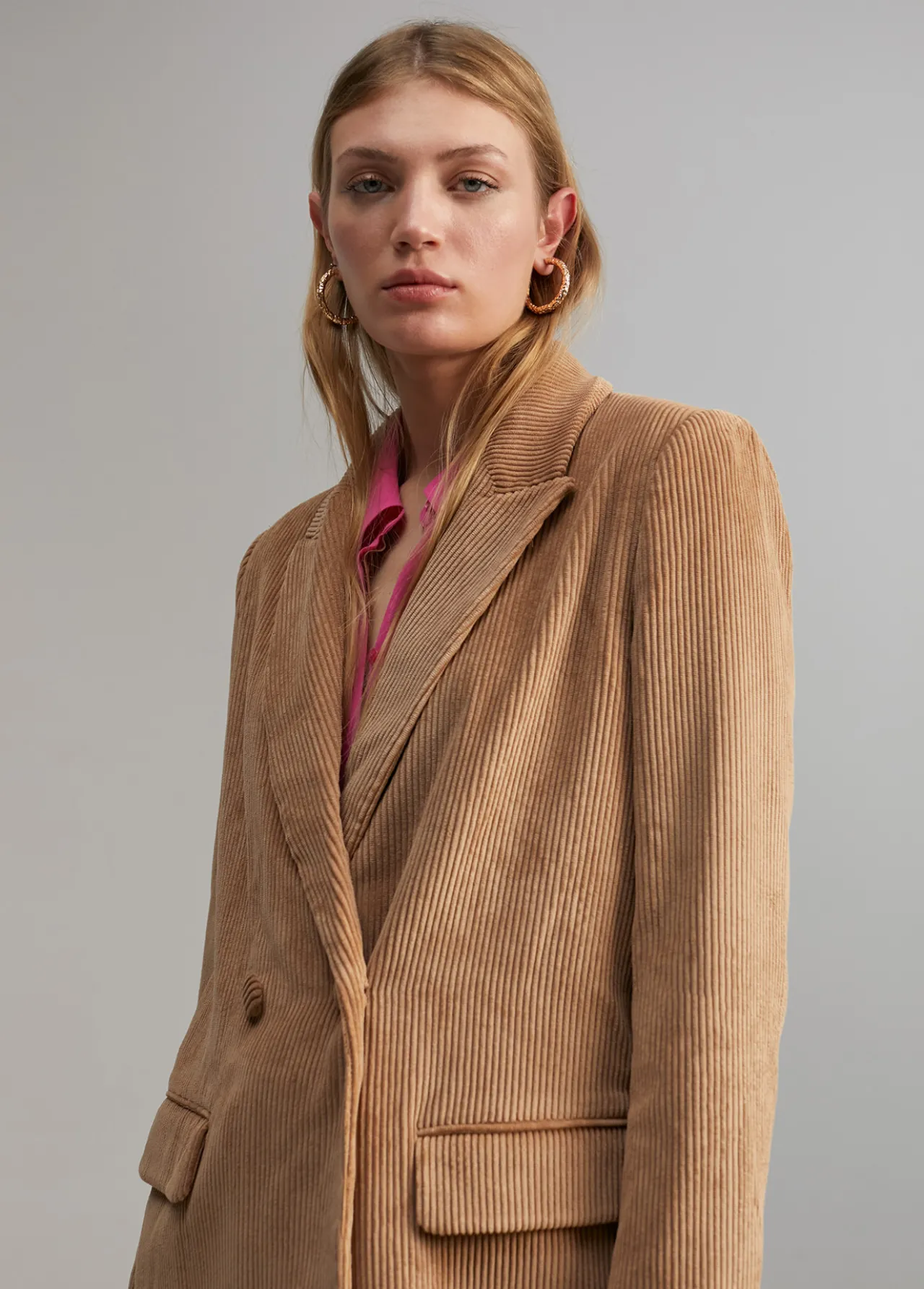 americana_oversize_de_pana_5-1.webp Lola Casademunt Americanas Y Blazers<Americana oversize de pana ROSA