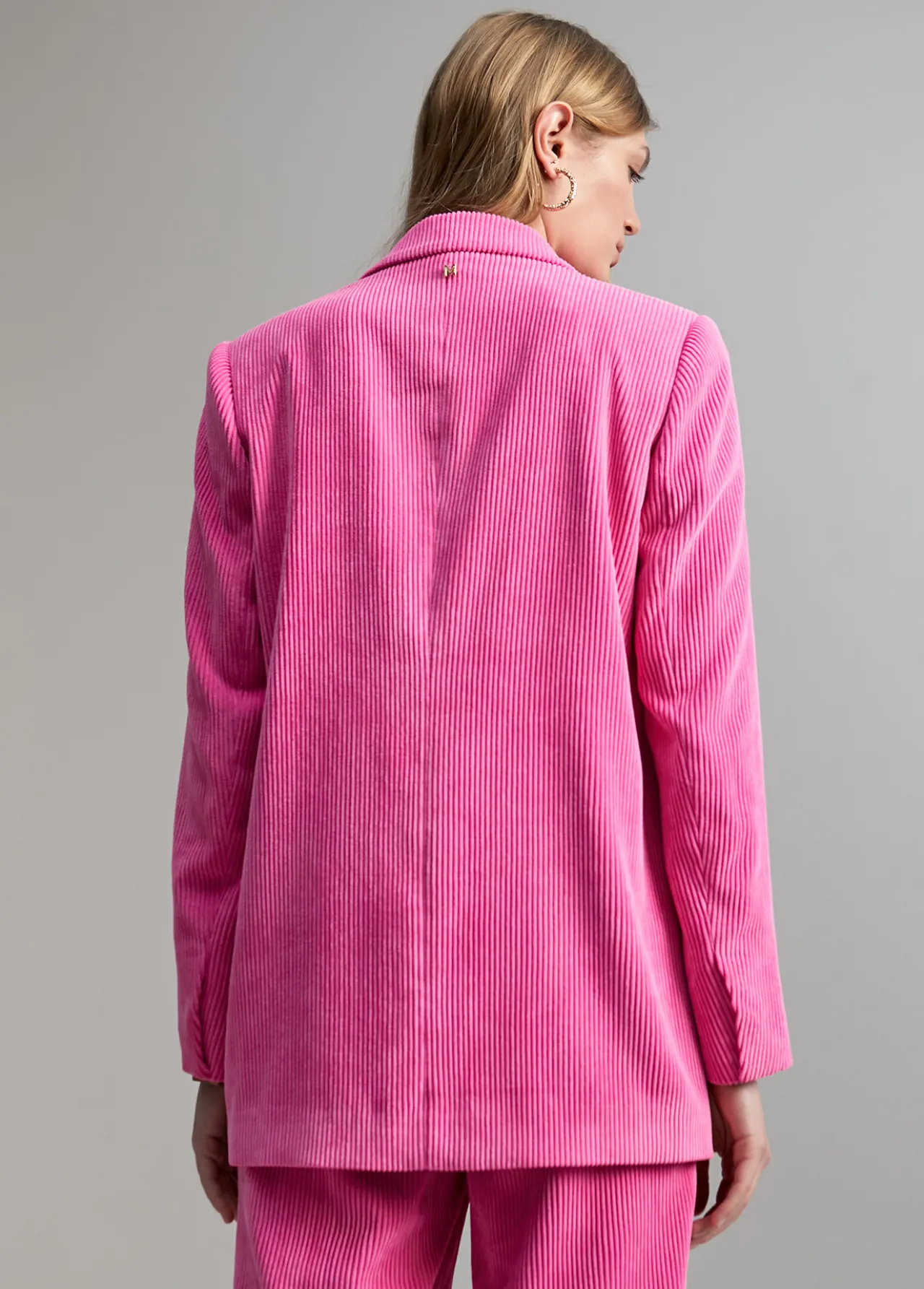 americana_oversize_de_pana_5.webp Lola Casademunt Americanas Y Blazers<Americana oversize de pana ROSA