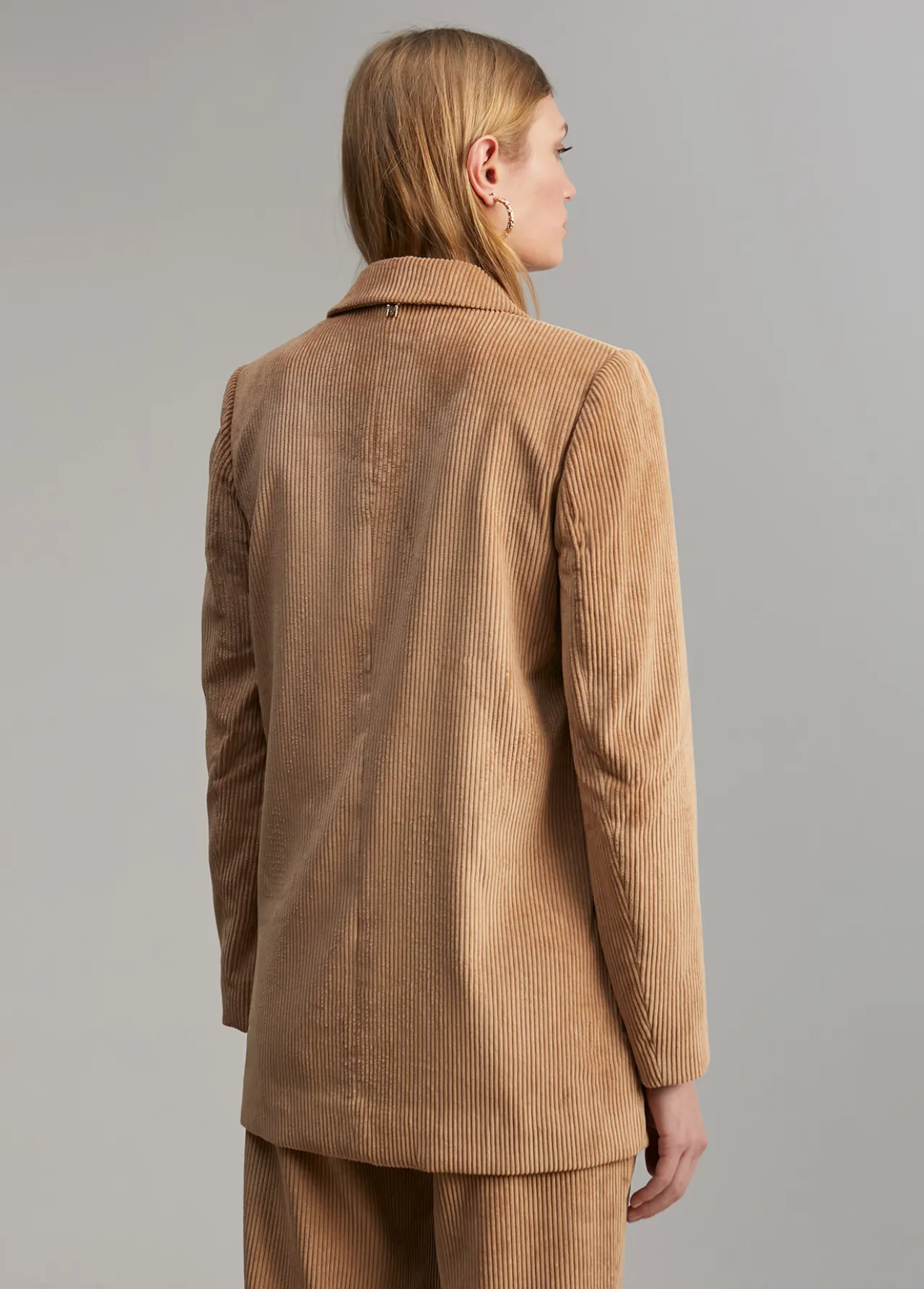 americana_oversize_de_pana_6-1.webp Lola Casademunt Americanas Y Blazers<Americana oversize de pana ROSA