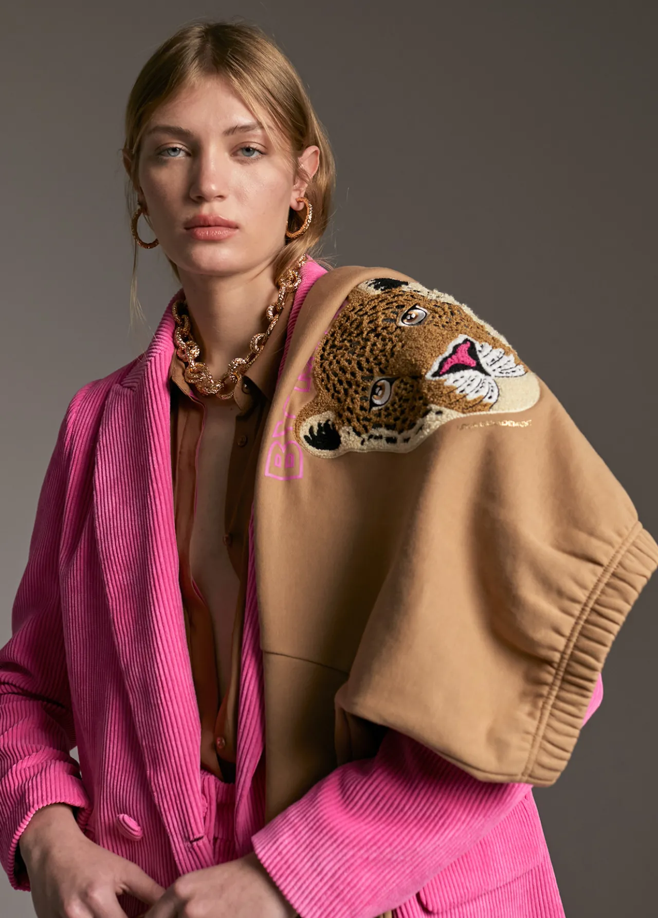 americana_oversize_de_pana_7.webp Lola Casademunt Americanas Y Blazers<Americana oversize de pana ROSA