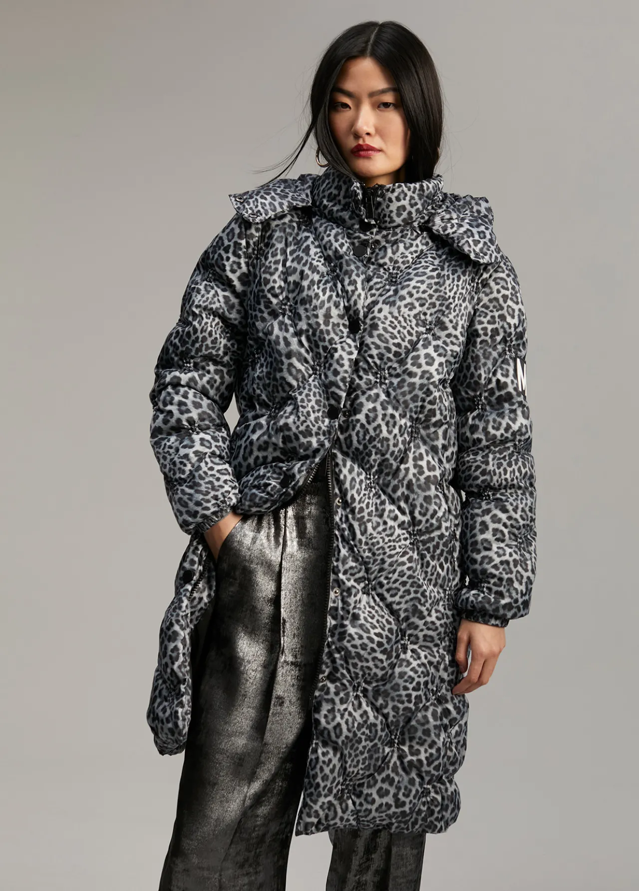 anorak_acolchado_animal_print_0.webp Lola Casademunt Animal Print | Abrigos Y Cazadoras<Anorak acolchado animal print GRIS-NEGRO