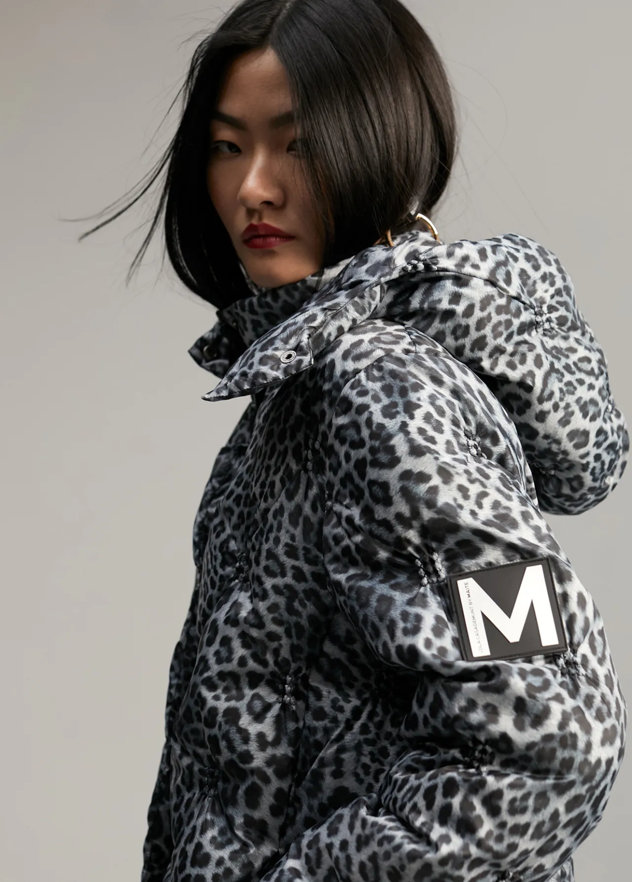 anorak_acolchado_animal_print_1.webp Lola Casademunt Animal Print | Abrigos Y Cazadoras<Anorak acolchado animal print GRIS-NEGRO