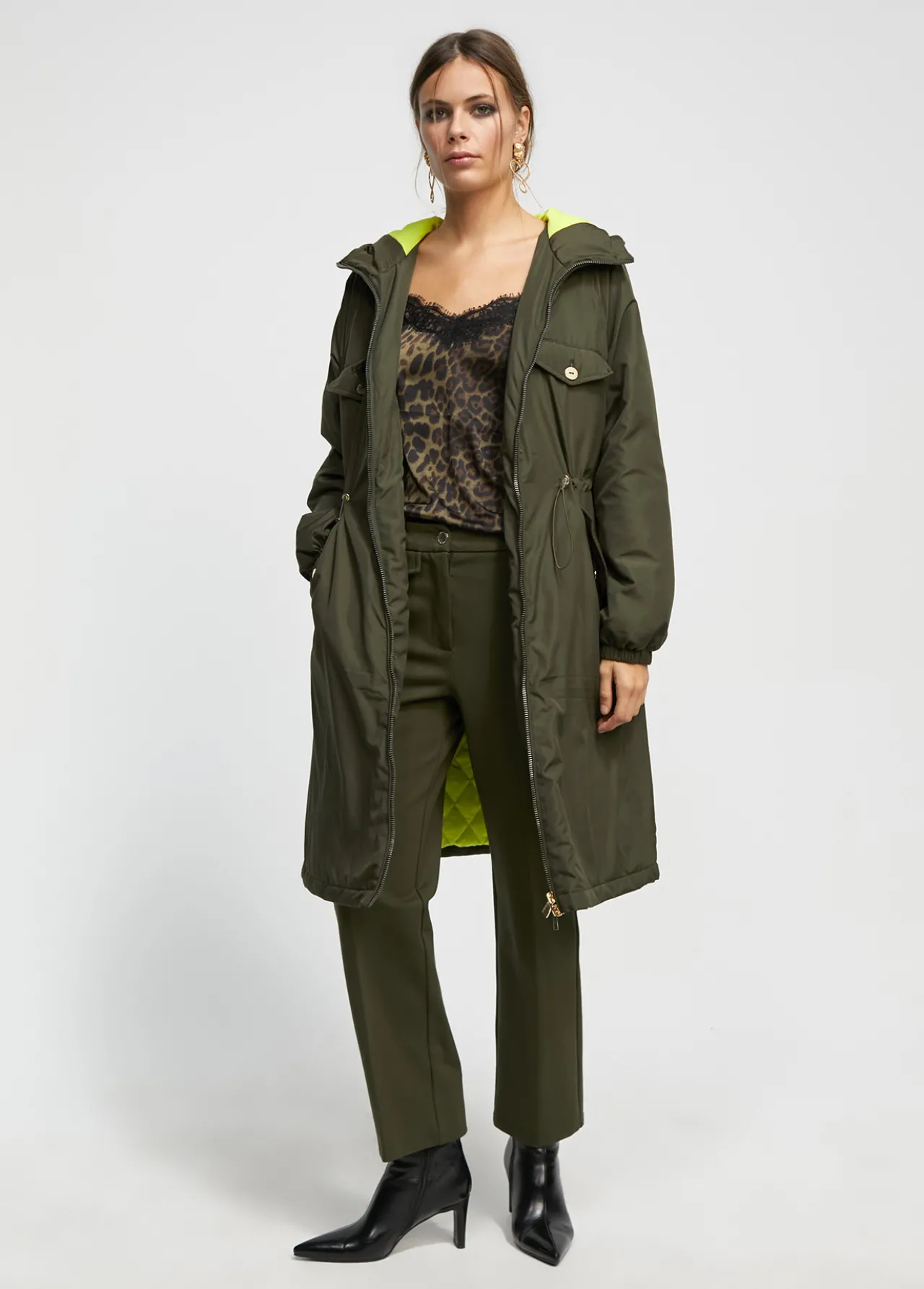 anorak_acolchado_con_capucha_0.webp Lola Casademunt Abrigos Y Cazadoras<Anorak acolchado con capucha KAKI