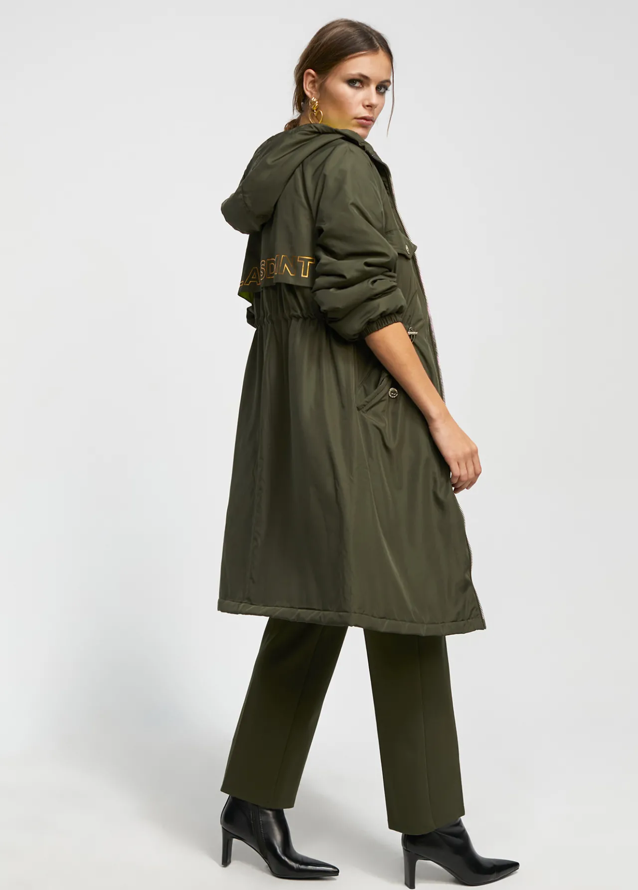 anorak_acolchado_con_capucha_1.webp Lola Casademunt Abrigos Y Cazadoras<Anorak acolchado con capucha KAKI
