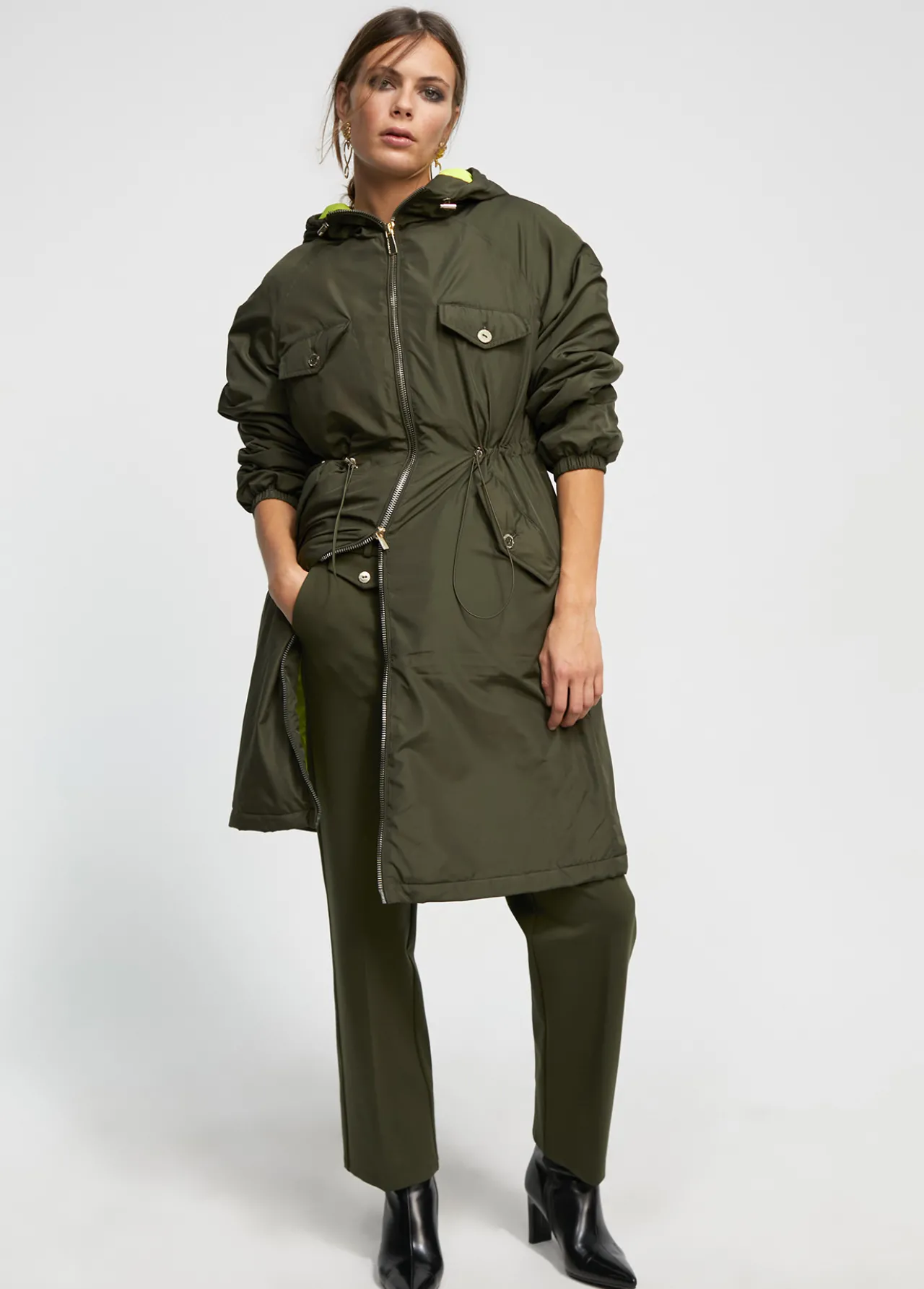 anorak_acolchado_con_capucha_2.webp Lola Casademunt Abrigos Y Cazadoras<Anorak acolchado con capucha KAKI