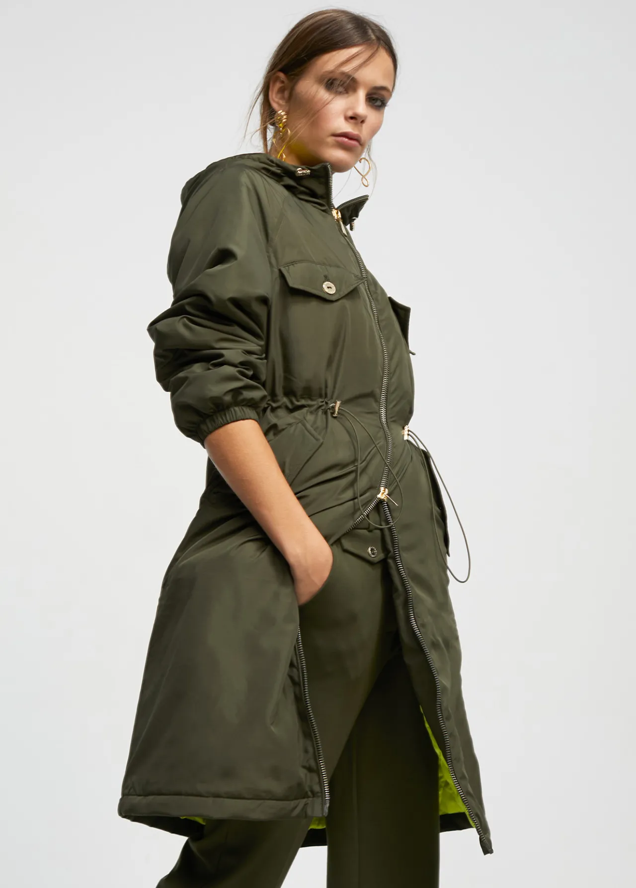 anorak_acolchado_con_capucha_5.webp Lola Casademunt Abrigos Y Cazadoras<Anorak acolchado con capucha KAKI