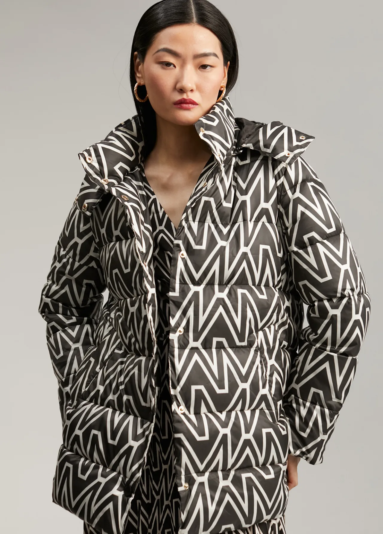 anorak_corto_acolchado_monograma_0.webp Lola Casademunt Abrigos Y Cazadoras<Anorak corto acolchado monograma NEGRO-CRUDO