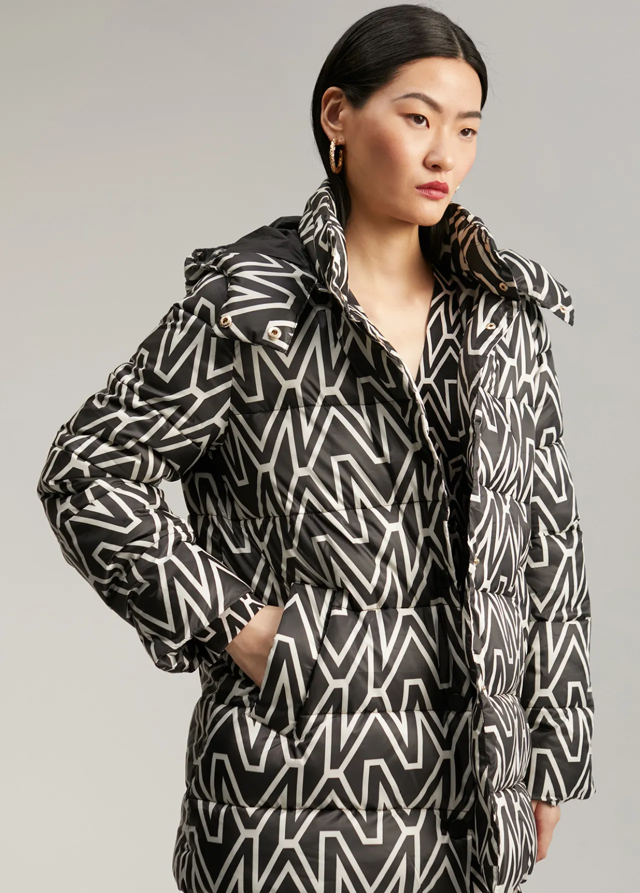 anorak_corto_acolchado_monograma_6.webp Lola Casademunt Abrigos Y Cazadoras<Anorak corto acolchado monograma NEGRO-CRUDO