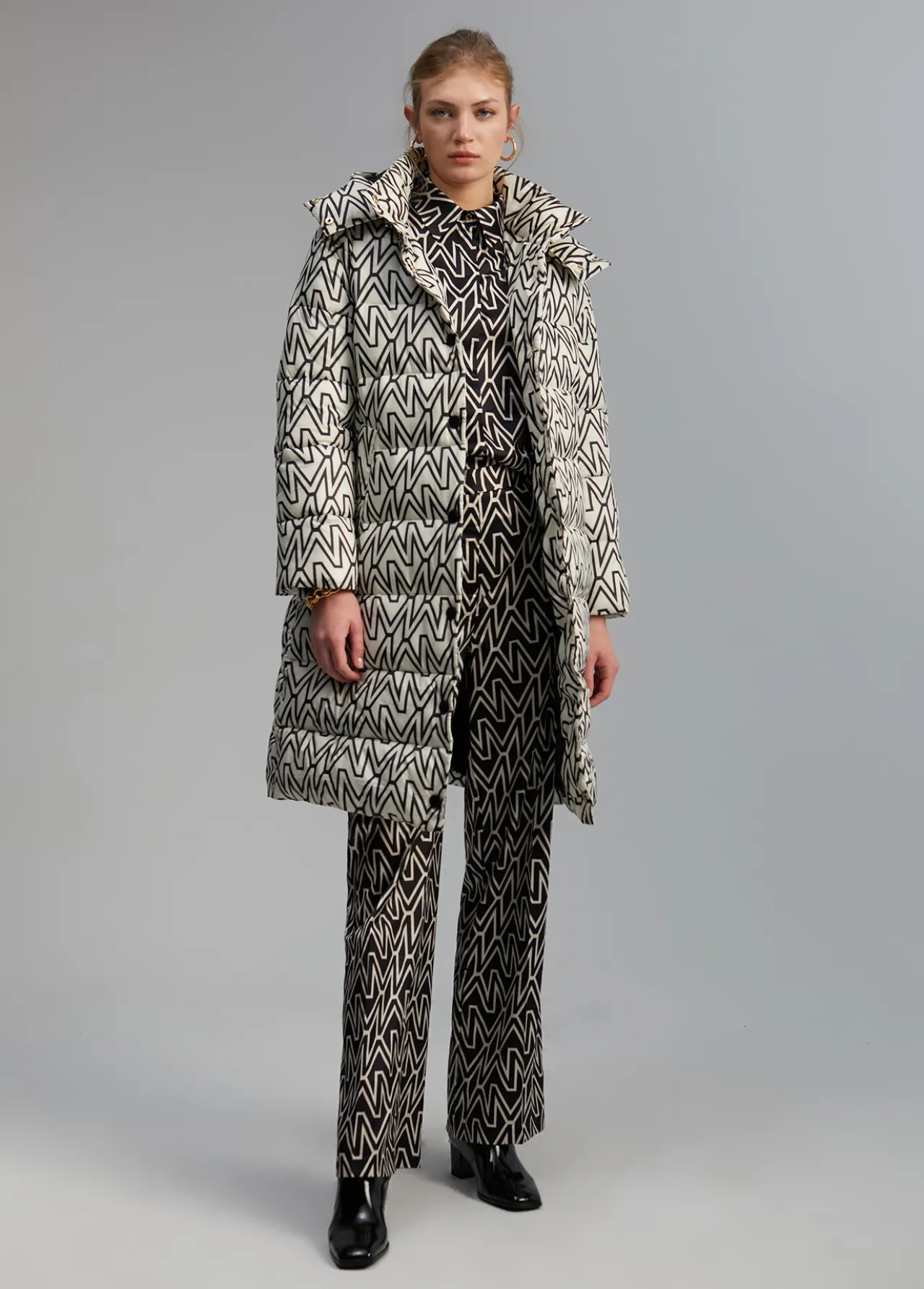 anorak_midi_acolchado_monograma_2.webp Lola Casademunt Abrigos Y Cazadoras<Anorak midi acolchado monograma BLANCO-NEGRO