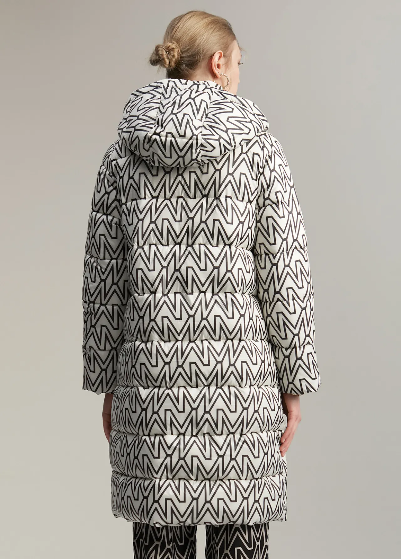 anorak_midi_acolchado_monograma_3.webp Lola Casademunt Abrigos Y Cazadoras<Anorak midi acolchado monograma BLANCO-NEGRO