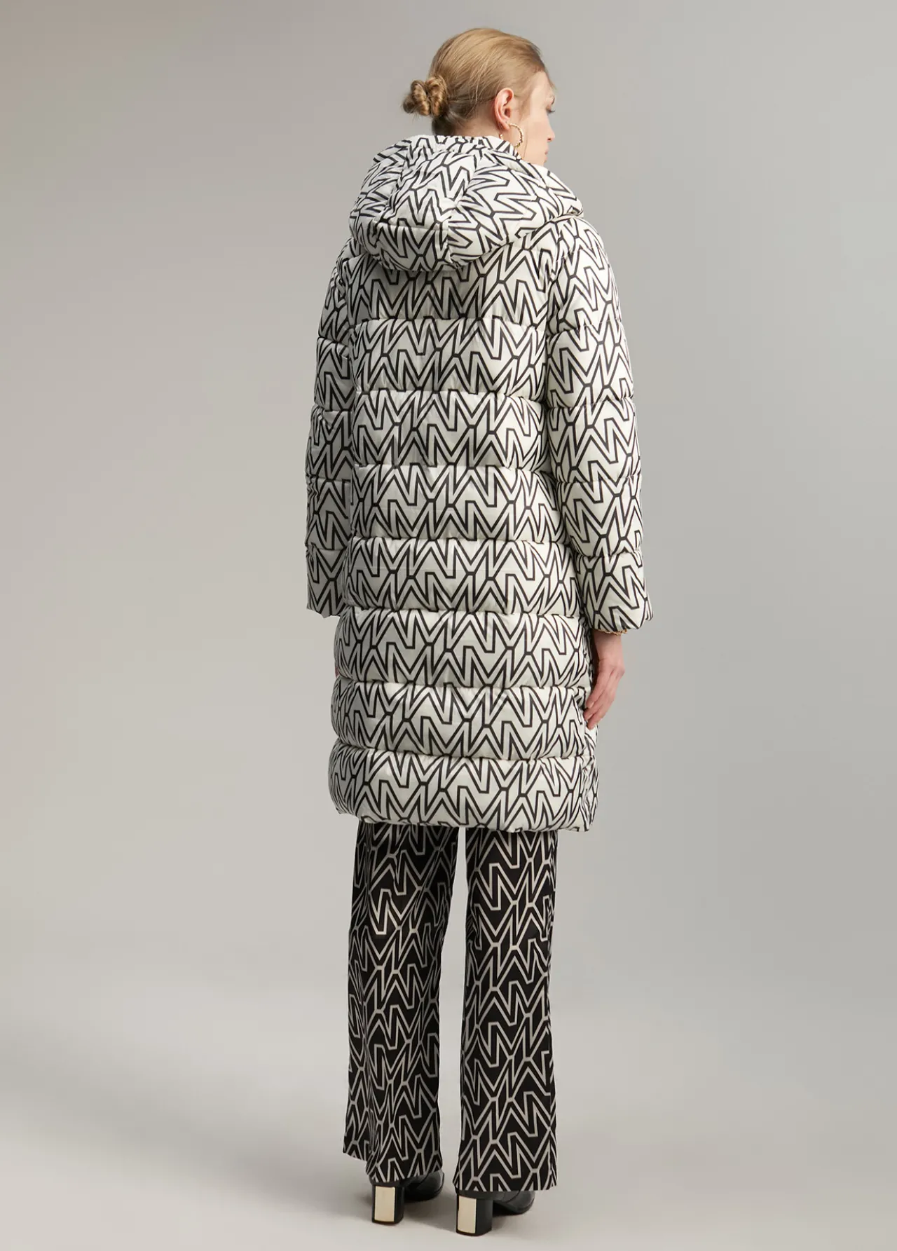 anorak_midi_acolchado_monograma_4.webp Lola Casademunt Abrigos Y Cazadoras<Anorak midi acolchado monograma BLANCO-NEGRO