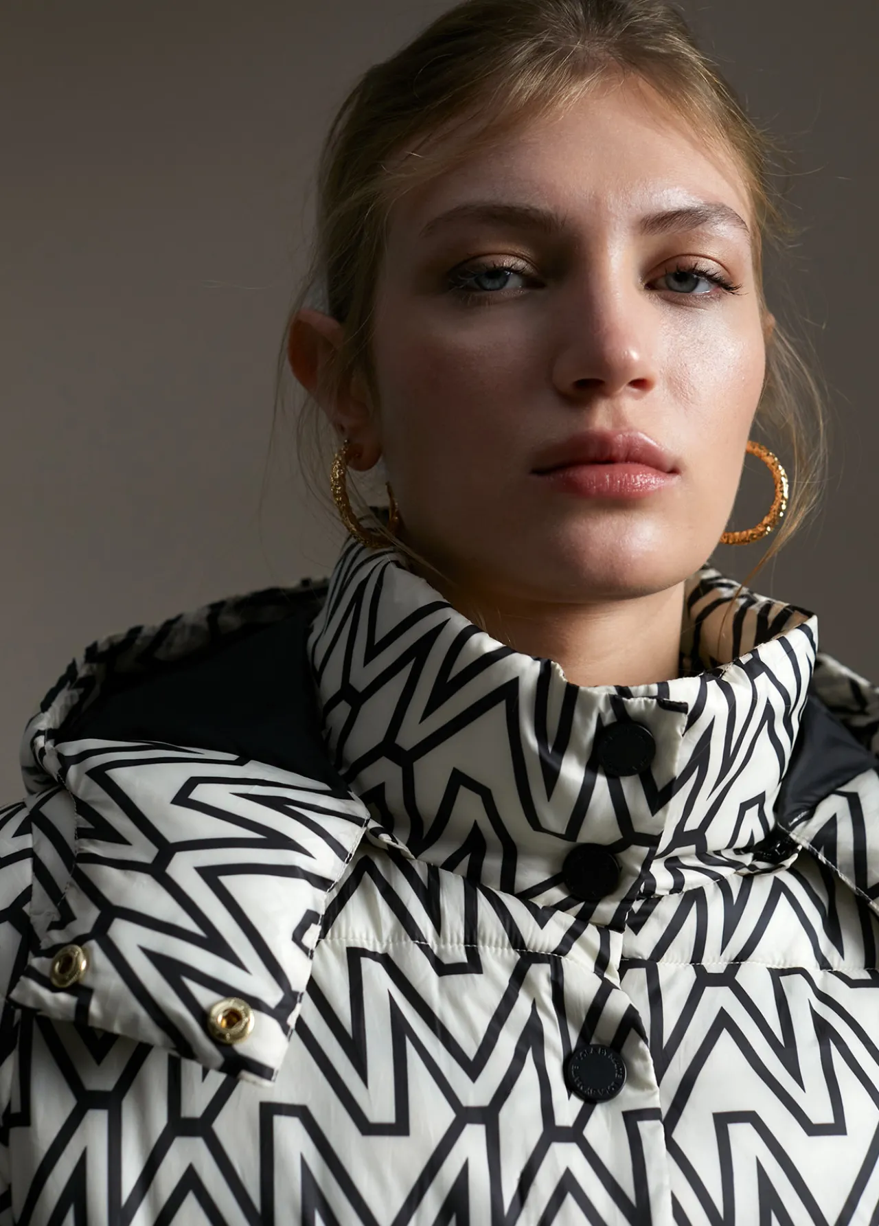 anorak_midi_acolchado_monograma_5.webp Lola Casademunt Abrigos Y Cazadoras<Anorak midi acolchado monograma BLANCO-NEGRO