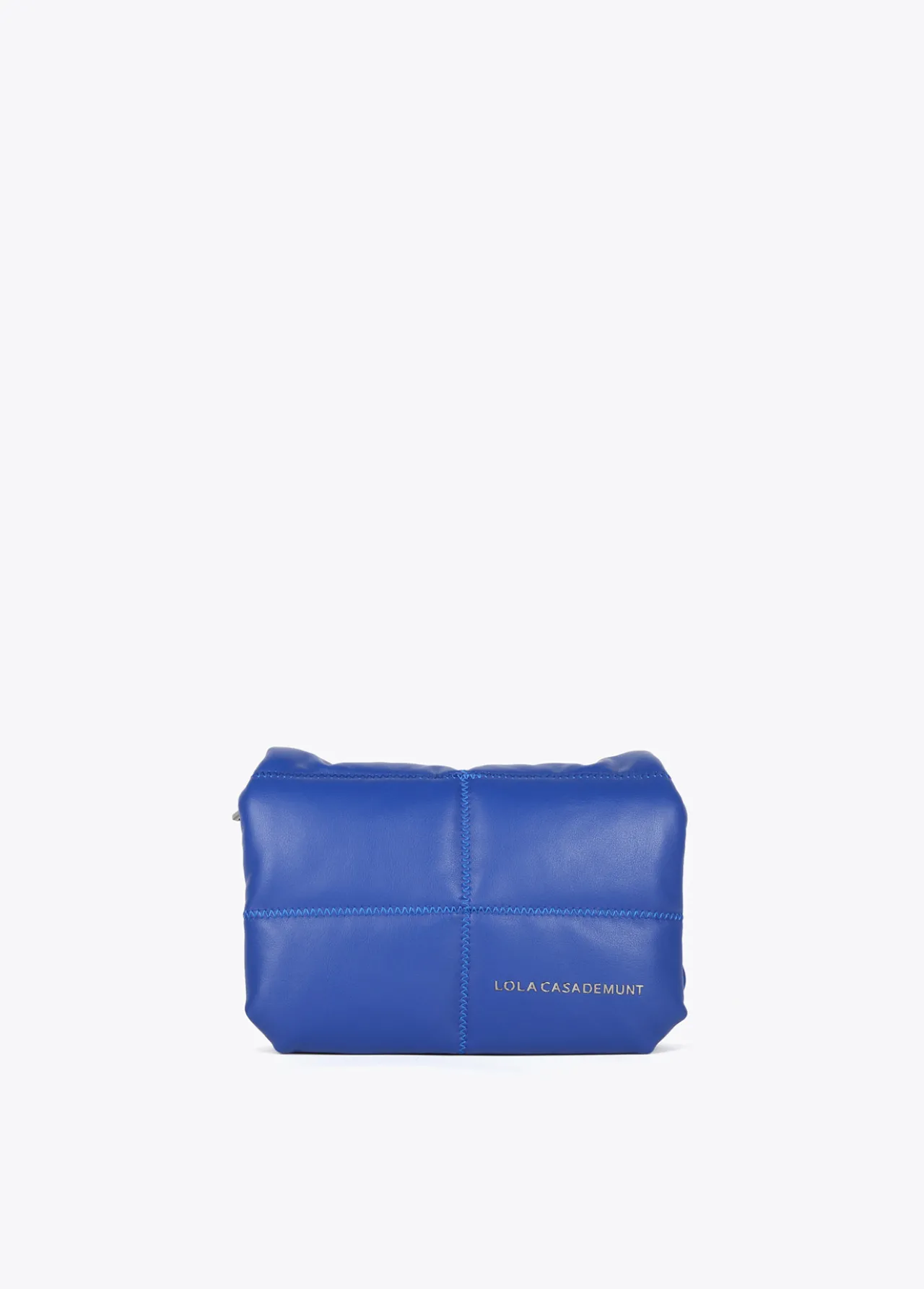 bandolera_acolchada_0-3.webp Lola Casademunt Bandoleras | Bolsos Pequeños<Bandolera acolchada AZULELECTRICO