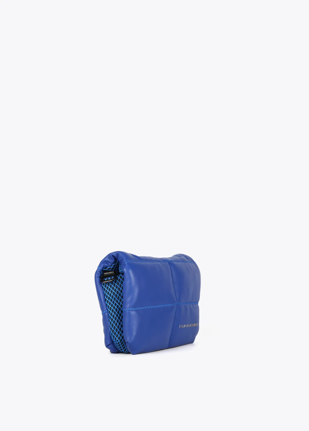 bandolera_acolchada_1-3.webp Lola Casademunt Bandoleras | Bolsos Pequeños<Bandolera acolchada AZULELECTRICO
