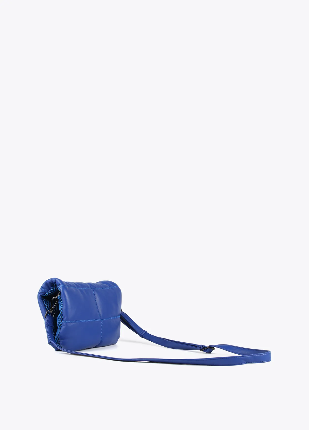 bandolera_acolchada_4-3.webp Lola Casademunt Bandoleras | Bolsos Pequeños<Bandolera acolchada AZULELECTRICO