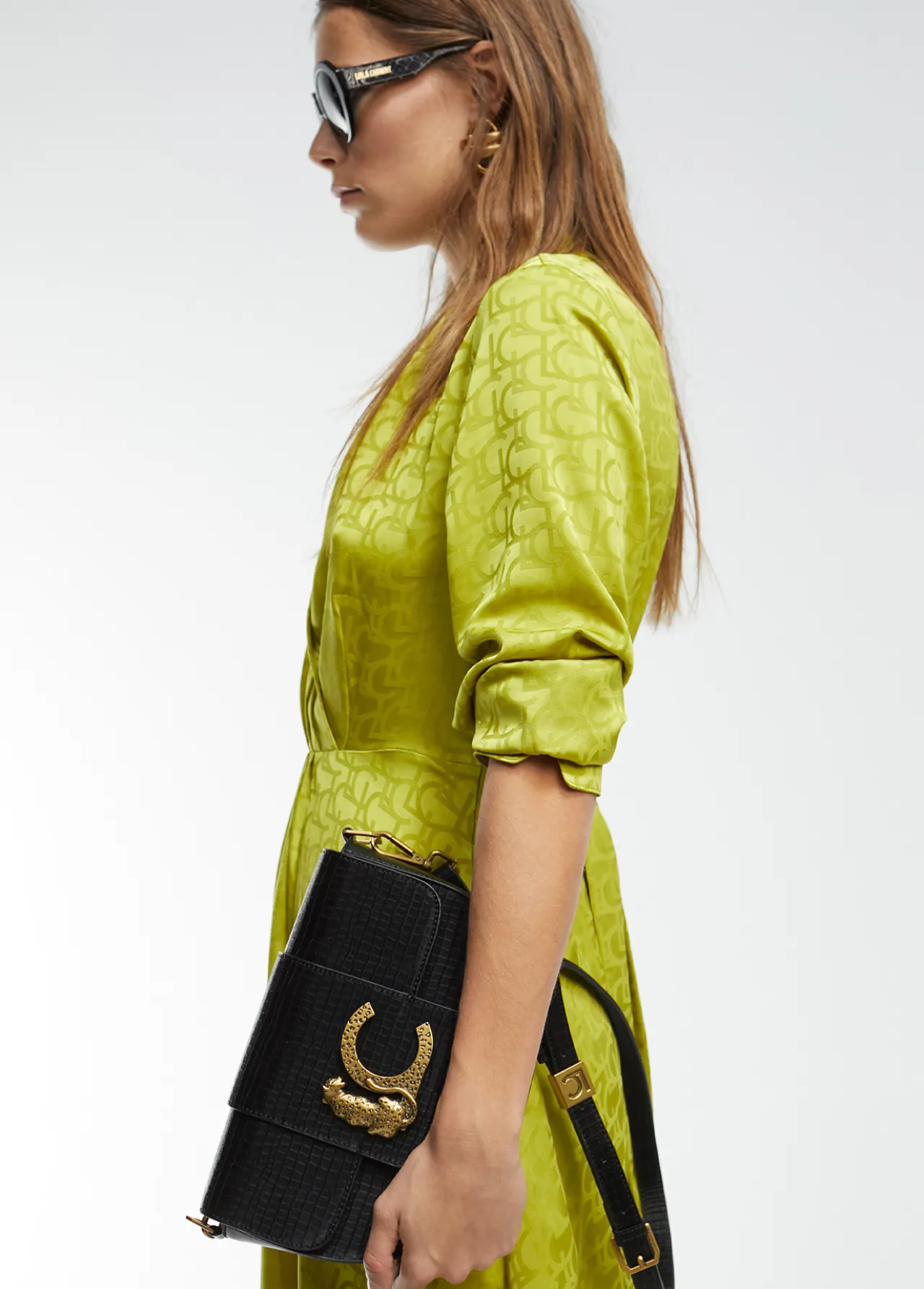 bandolera_con_solapa_5.webp Lola Casademunt Bandoleras | Bolsos Pequeños<Bandolera con solapa NEGRO