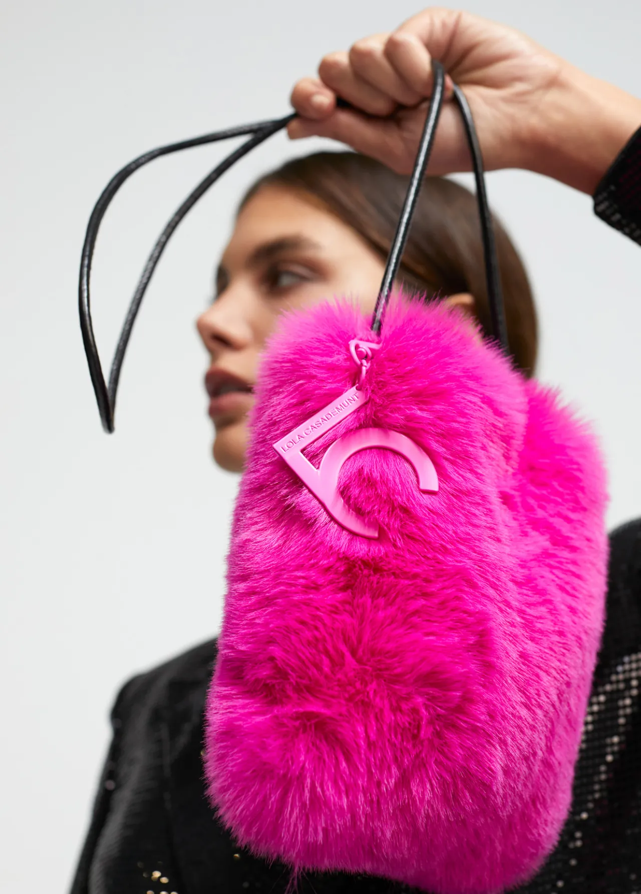 bandolera_efecto_pelo_2-2.webp Lola Casademunt Bandoleras | Bolsos Pequeños<Bandolera efecto pelo NEGRO