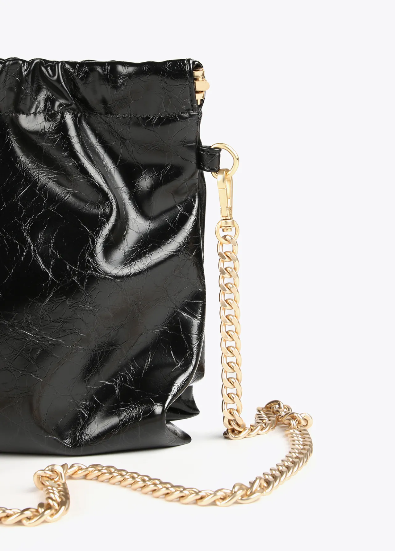 bandolera_efecto_piel_brillante_5.webp Lola Casademunt Bandoleras | Bolsos Pequeños<Bandolera efecto piel brillante NEGRO