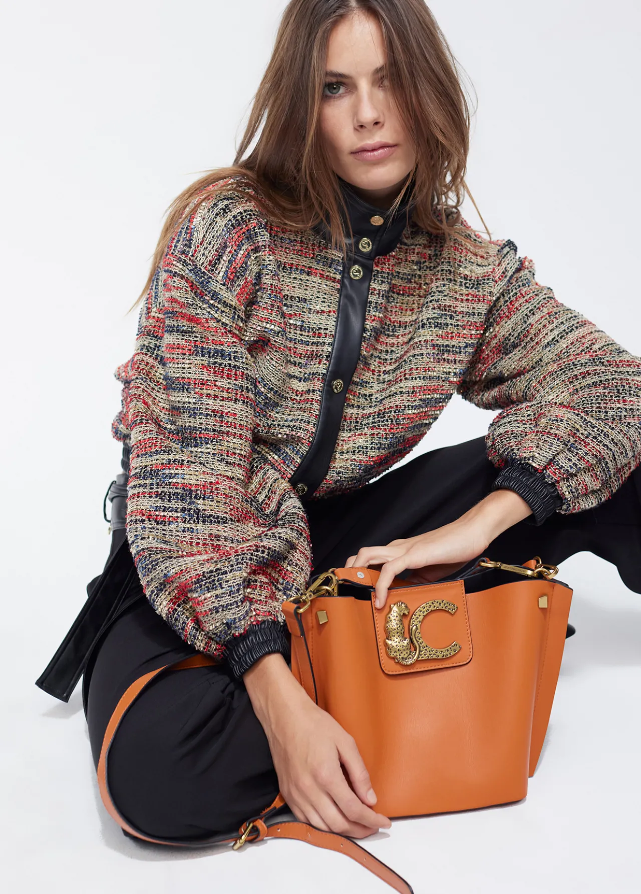 bandolera_logo_animal_1.webp Lola Casademunt Bandoleras | Bolsos Pequeños<Bandolera logo animal CAMEL