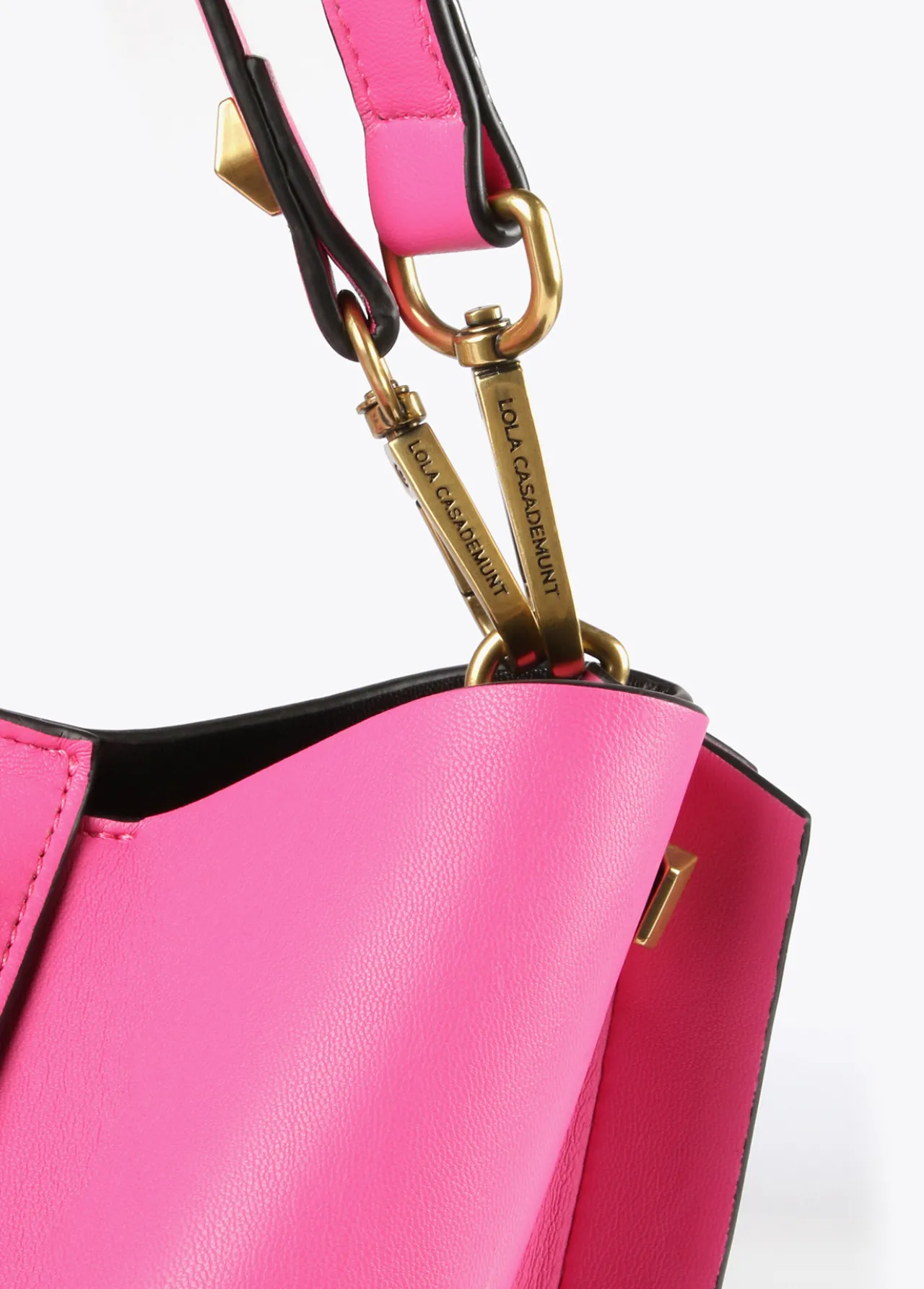 bandolera_logo_animal_5-2.webp Lola Casademunt Bandoleras | Bolsos Pequeños<Bandolera logo animal CAMEL