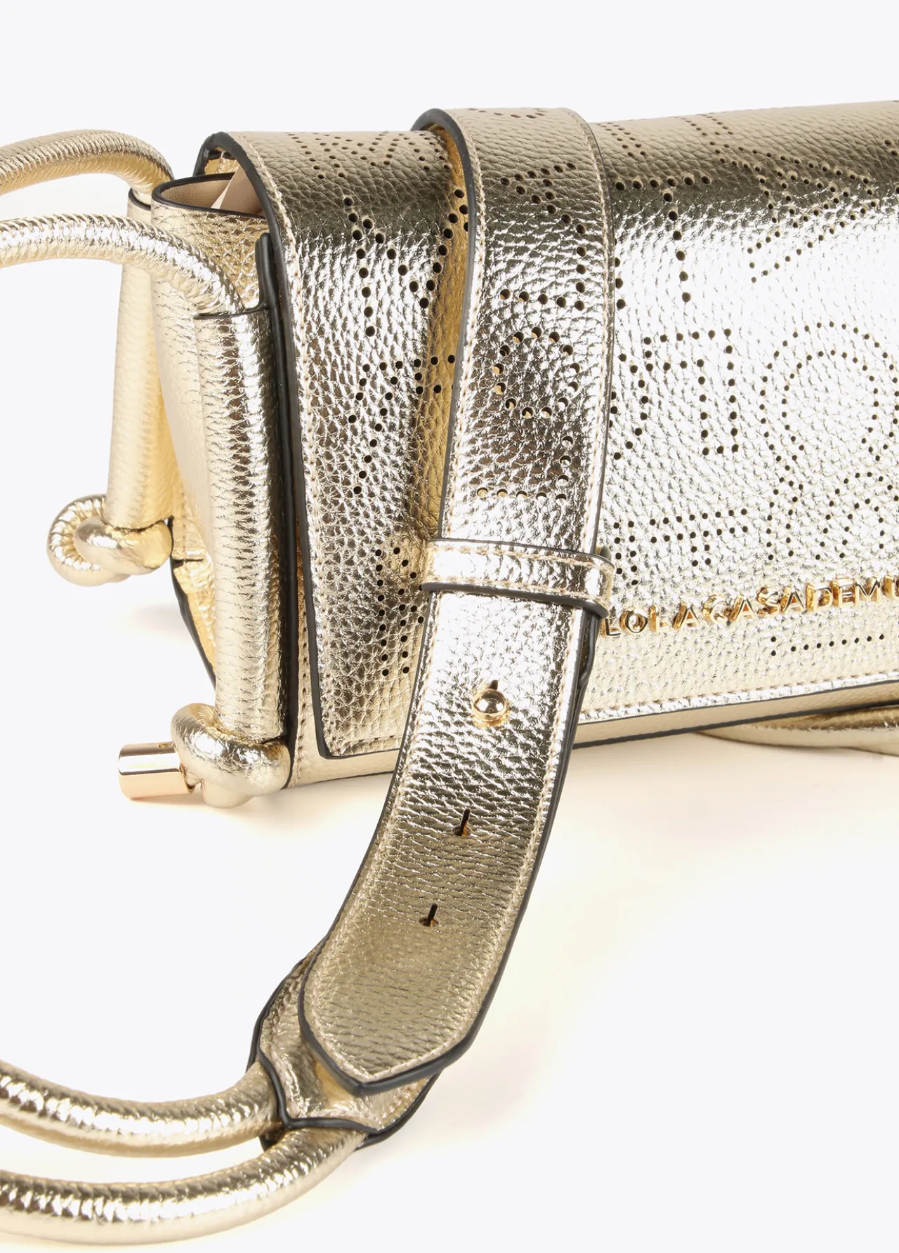 bandolera_metalizada_1-3.webp Lola Casademunt Bandoleras | Bolsos Pequeños<Bandolera metalizada DORADO