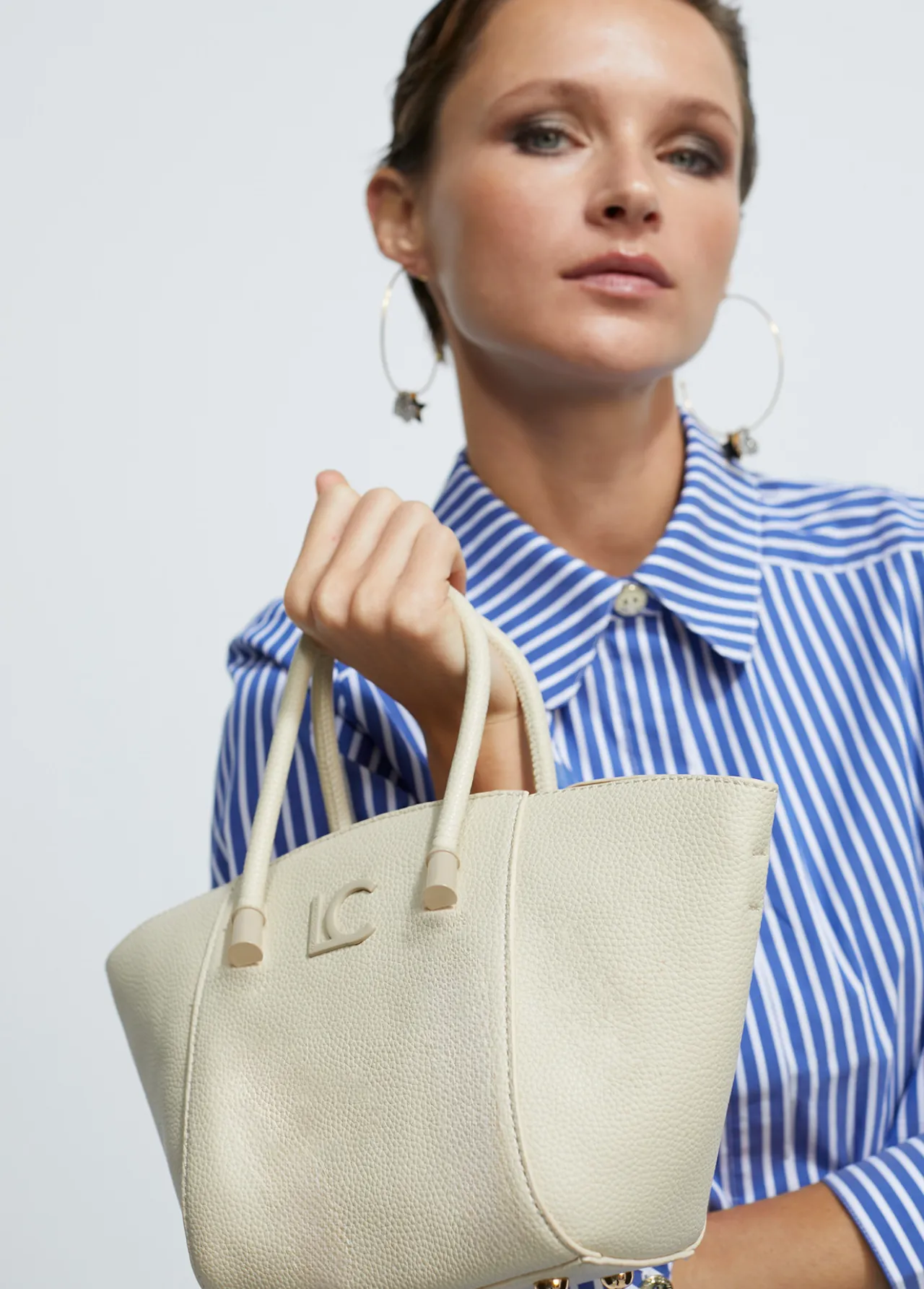 bandolera_mini_shopper_1-2.webp Lola Casademunt Bandoleras | Bolsos Pequeños<Bandolera mini shopper FUCSIA