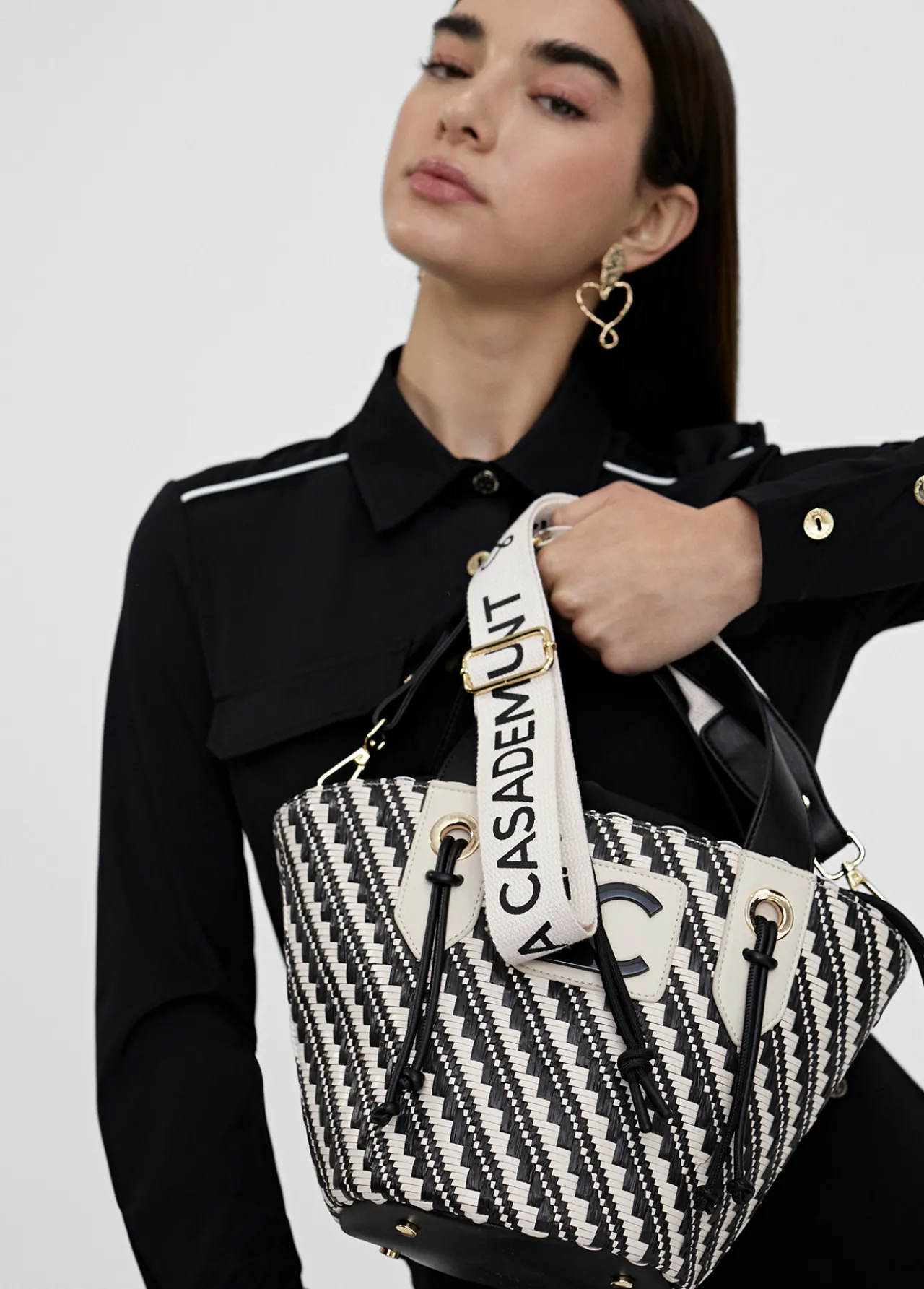 Lola Casademunt Bolsos<Bandolera tipo cesta efecto rafia NEGRO-CRUDO
